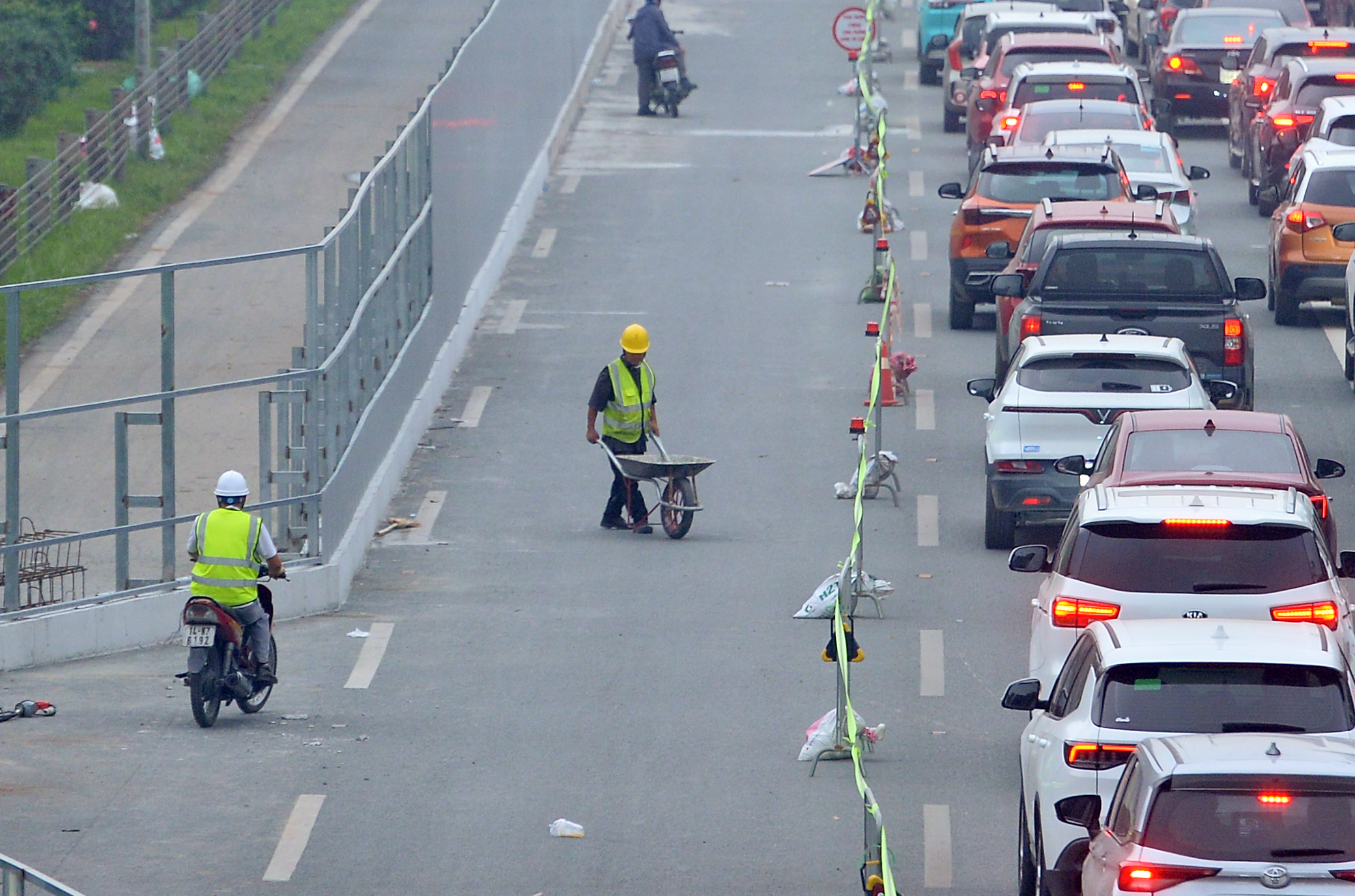Đại lộ Thăng Long &ugrave;n tắc d&agrave;i, người d&acirc;n chật vật về nh&agrave; giờ tan tầm- Ảnh 9.