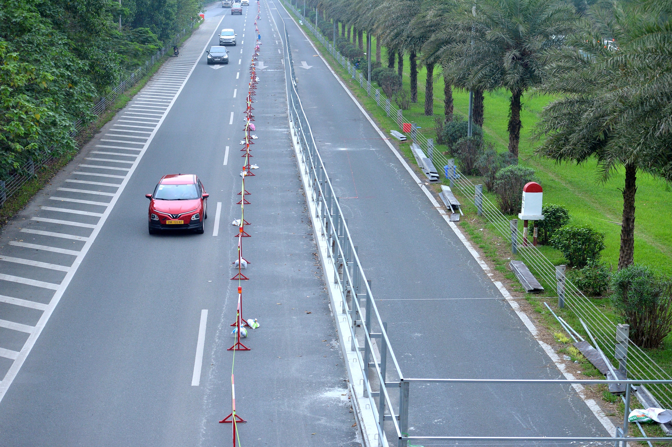 Đại lộ Thăng Long &ugrave;n tắc d&agrave;i, người d&acirc;n chật vật về nh&agrave; giờ tan tầm- Ảnh 11.