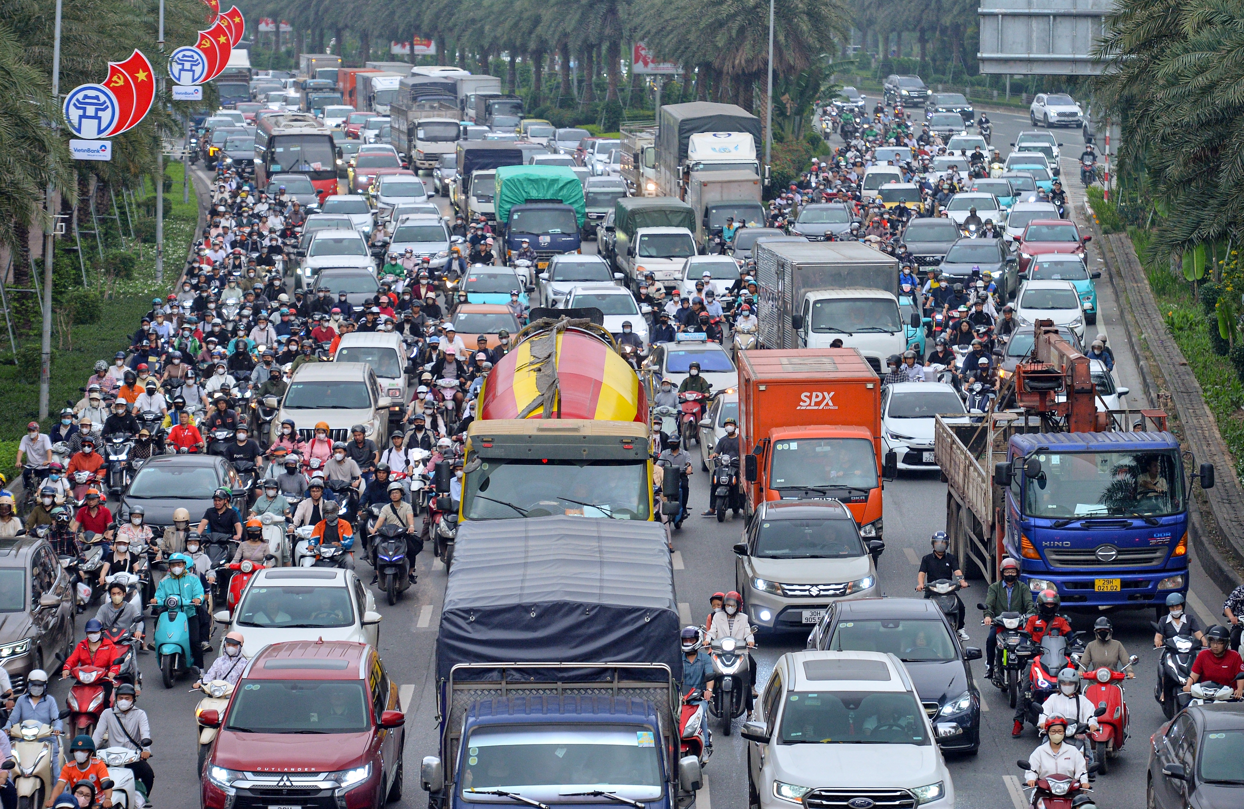 Đại lộ Thăng Long &ugrave;n tắc d&agrave;i, người d&acirc;n chật vật về nh&agrave; giờ tan tầm- Ảnh 2.