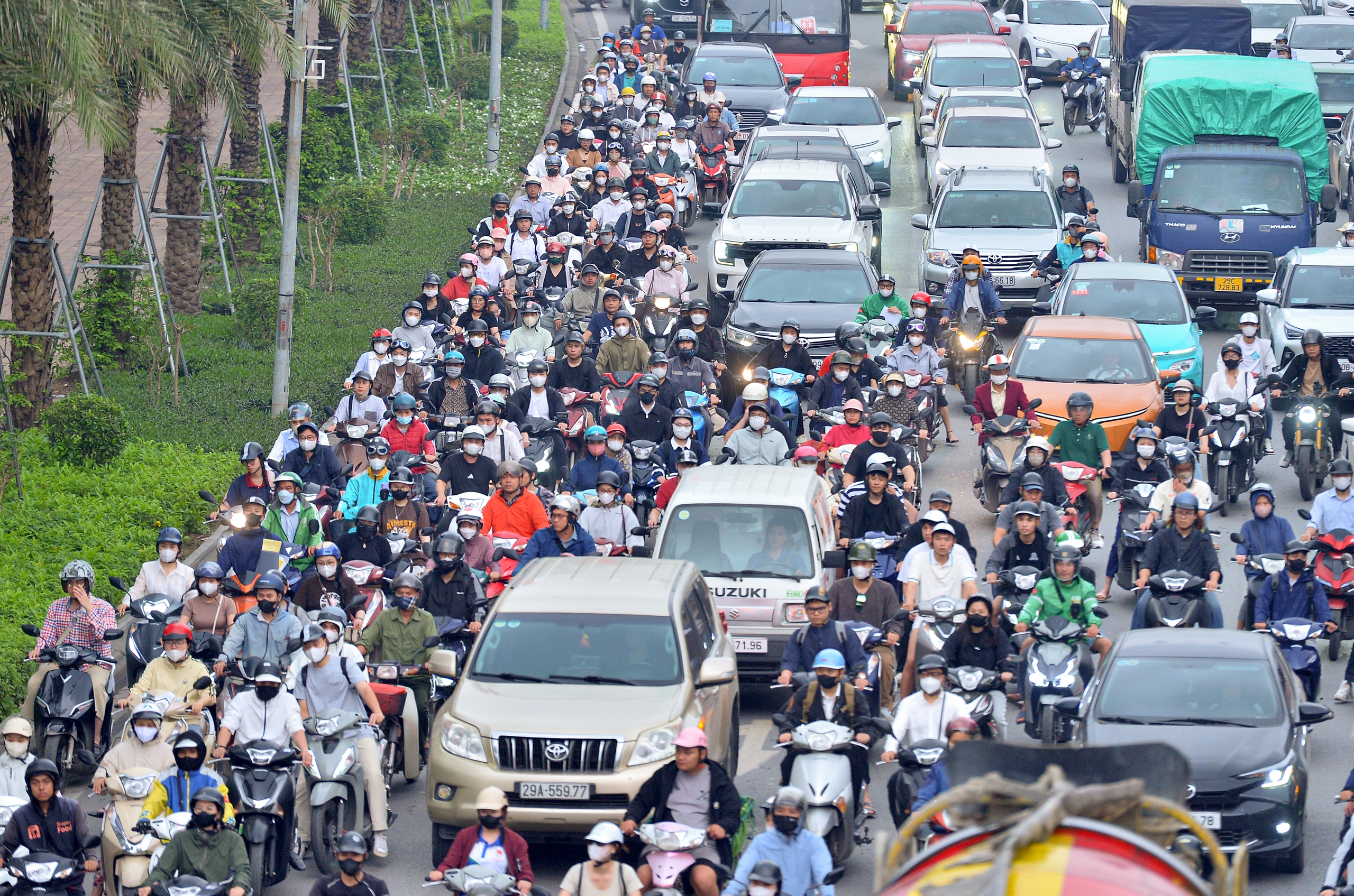 Đại lộ Thăng Long &ugrave;n tắc d&agrave;i, người d&acirc;n chật vật về nh&agrave; giờ tan tầm- Ảnh 4.