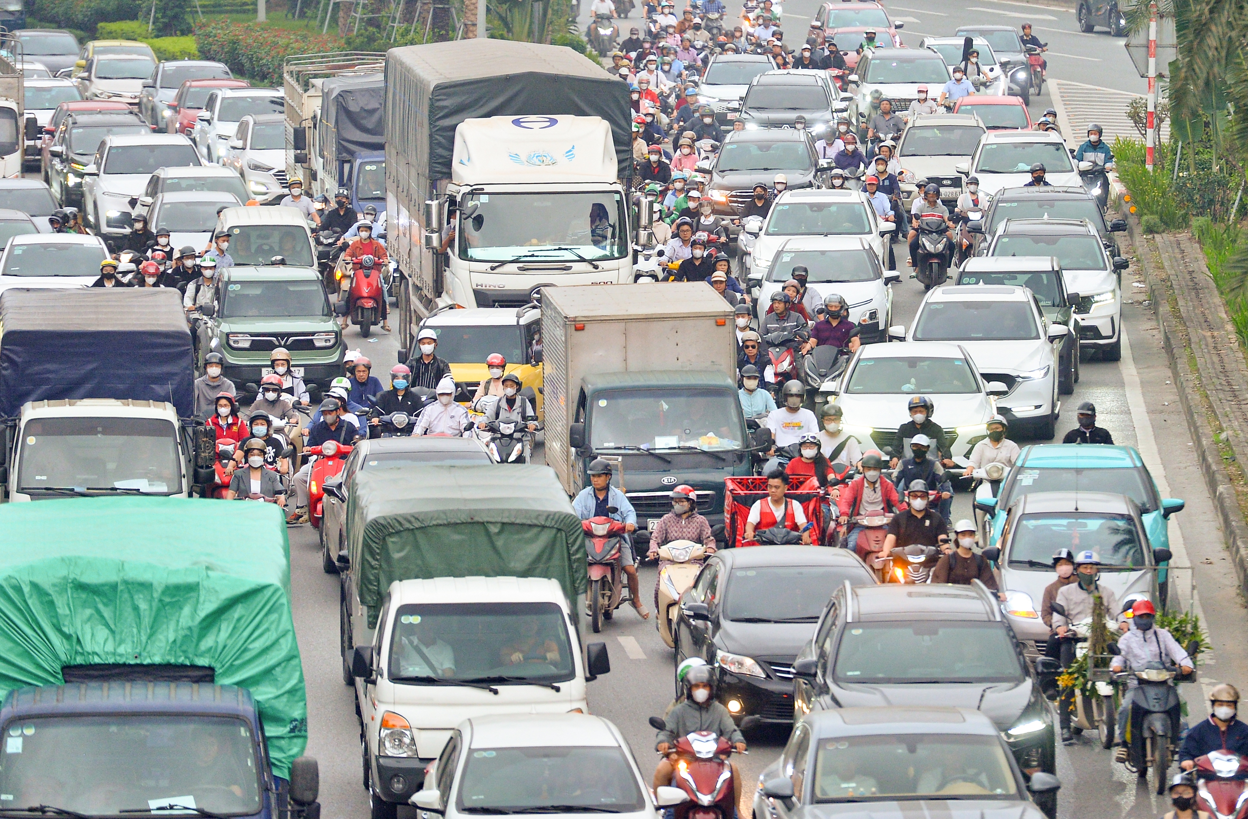 Đại lộ Thăng Long &ugrave;n tắc d&agrave;i, người d&acirc;n chật vật về nh&agrave; giờ tan tầm- Ảnh 3.