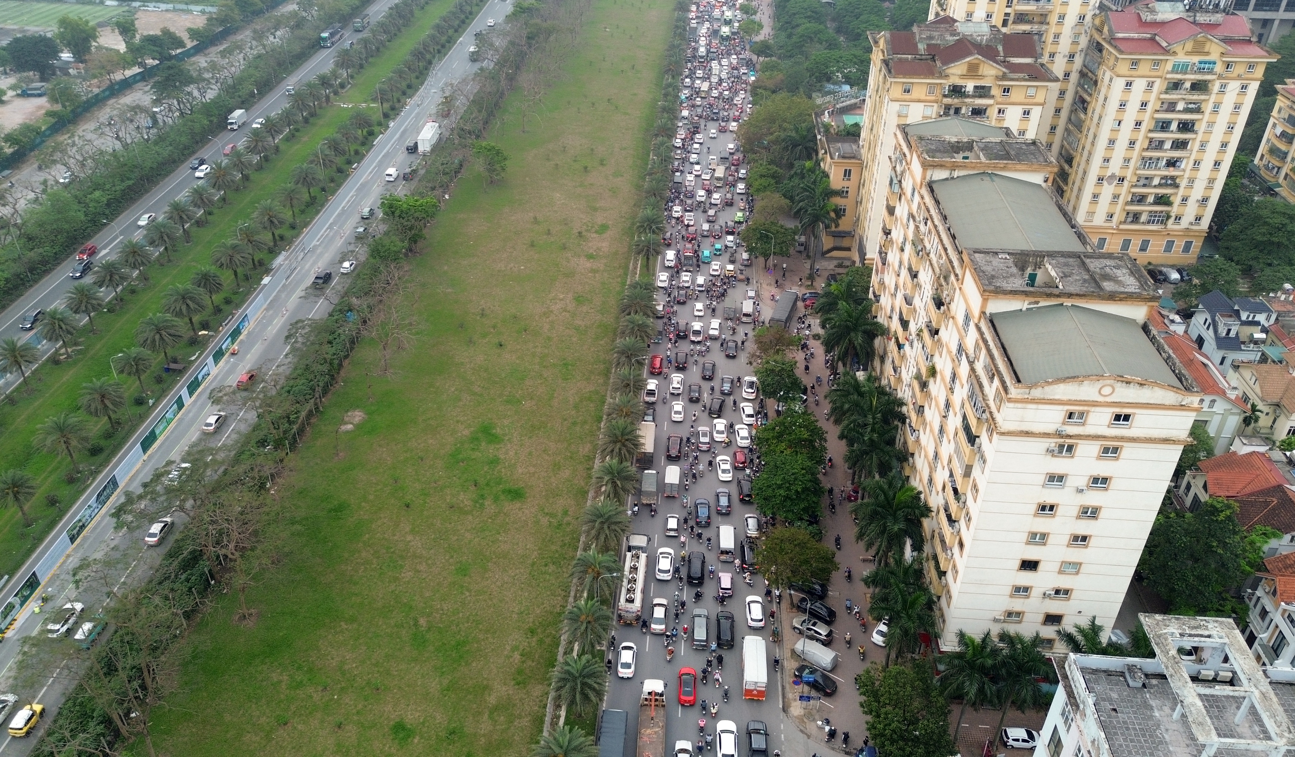 Đại lộ Thăng Long &ugrave;n tắc d&agrave;i, người d&acirc;n chật vật về nh&agrave; giờ tan tầm- Ảnh 13.