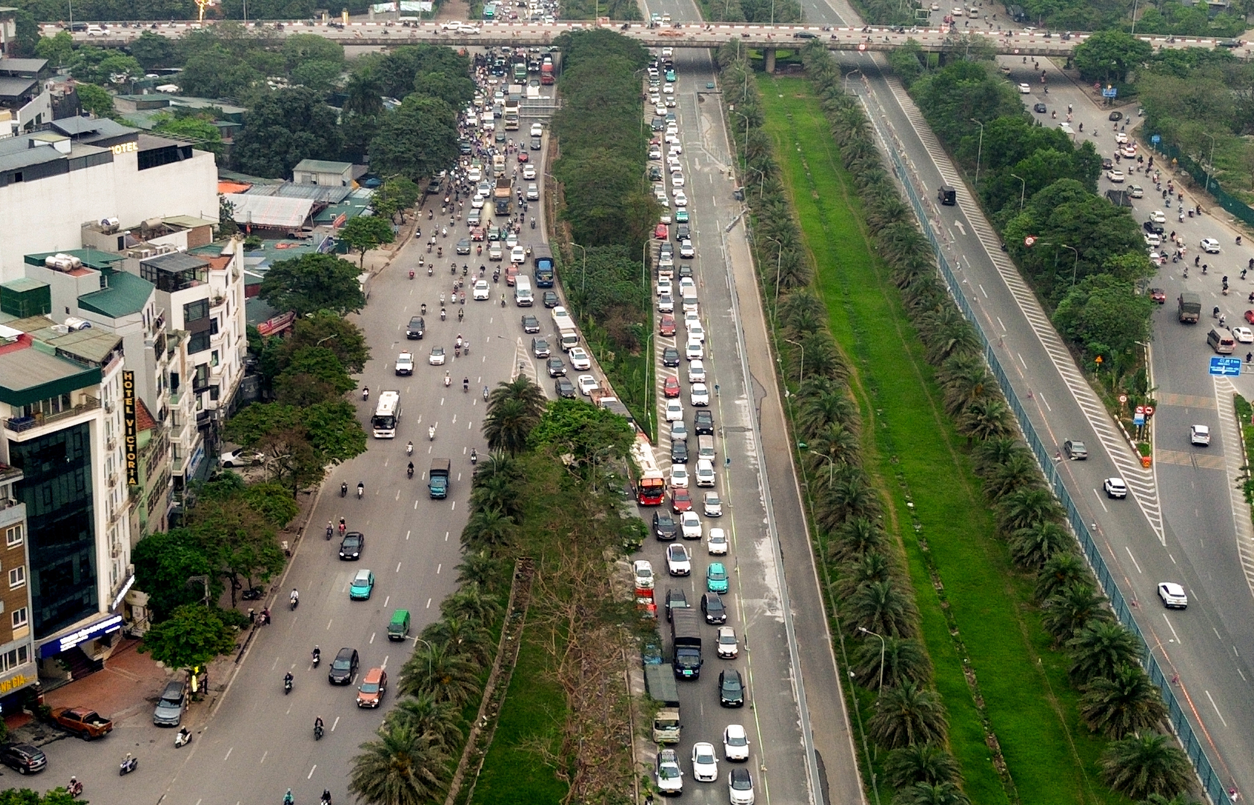 Đại lộ Thăng Long &ugrave;n tắc d&agrave;i, người d&acirc;n chật vật về nh&agrave; giờ tan tầm- Ảnh 12.