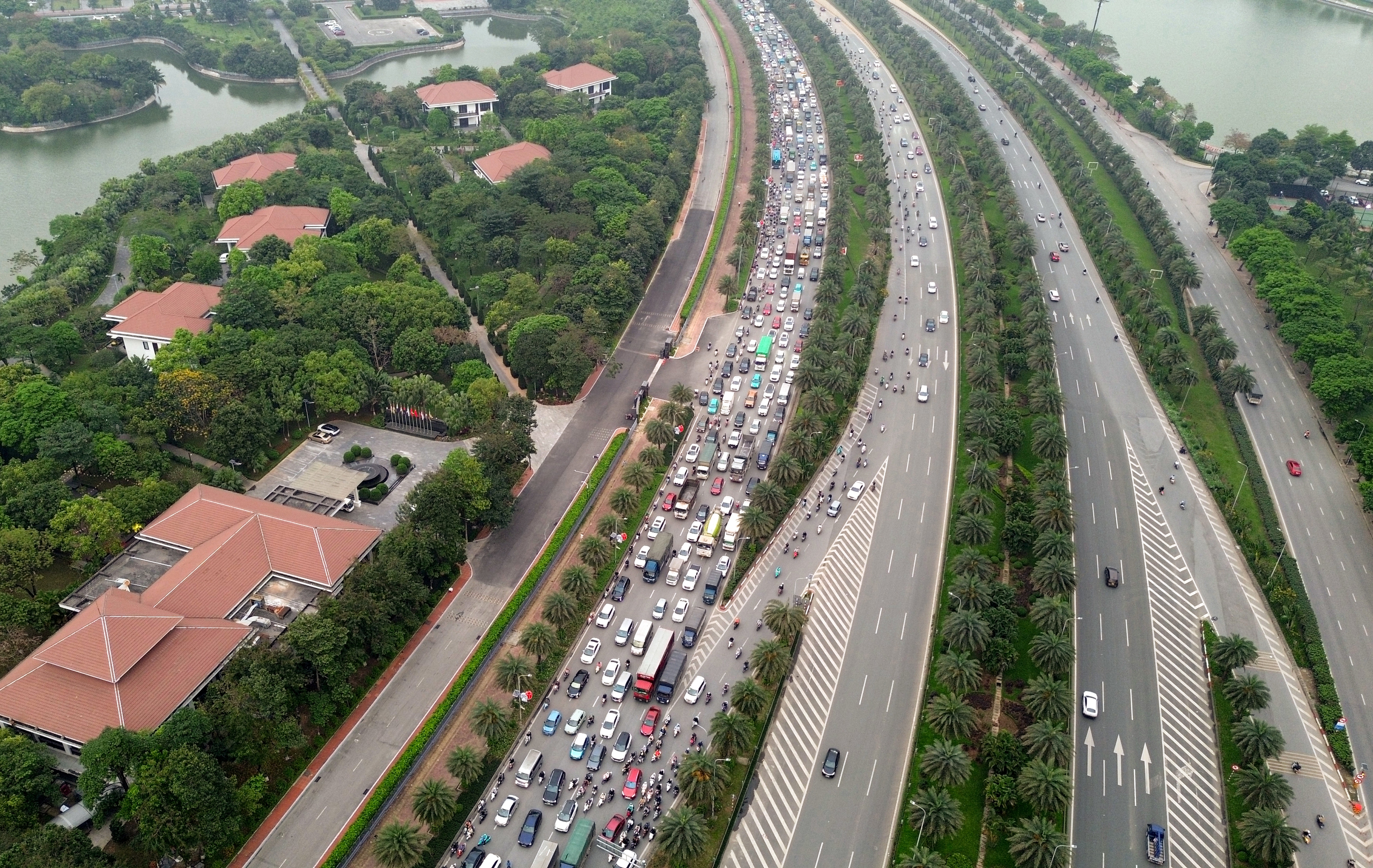 Đại lộ Thăng Long &ugrave;n tắc d&agrave;i, người d&acirc;n chật vật về nh&agrave; giờ tan tầm- Ảnh 1.