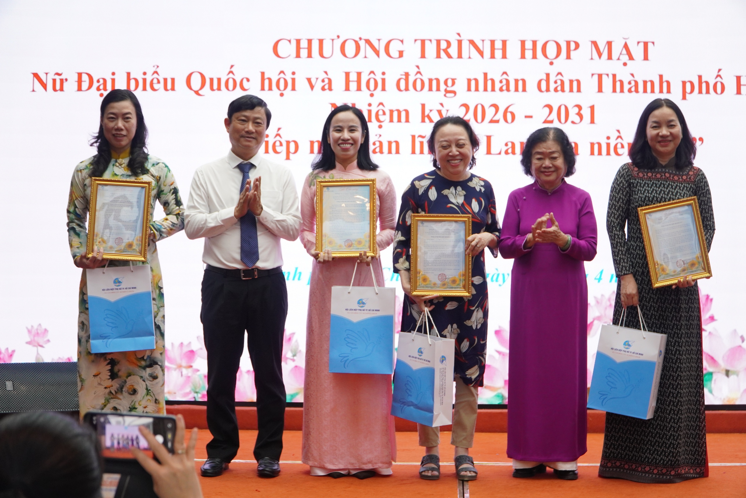 TP.HCM họp mặt nữ đại biểu Quốc hội, HĐND  - Ảnh 2.