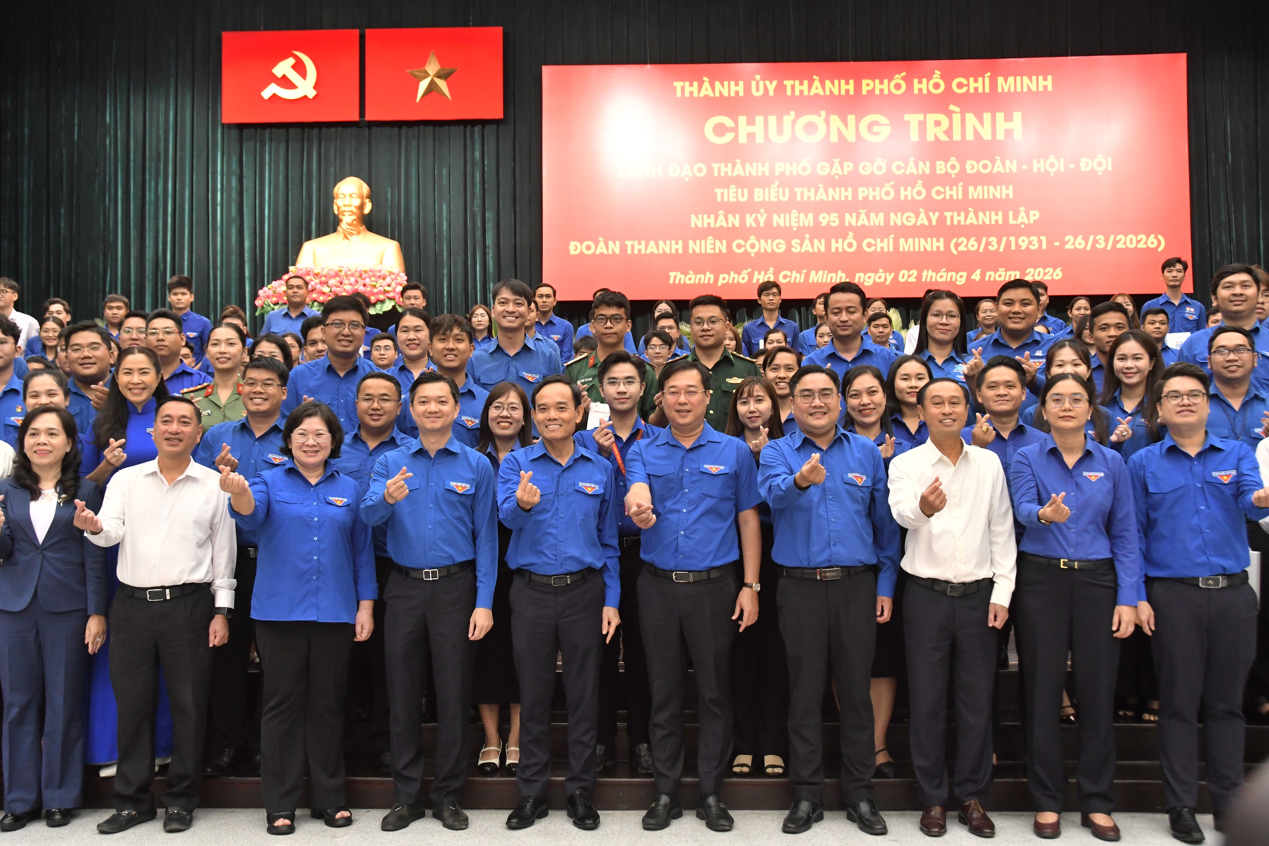 B&iacute; thư Th&agrave;nh ủy Trần Lưu Quang bất ngờ &ocirc;m đ&agrave;n h&aacute;t tặng thanh ni&ecirc;n - Ảnh 4.