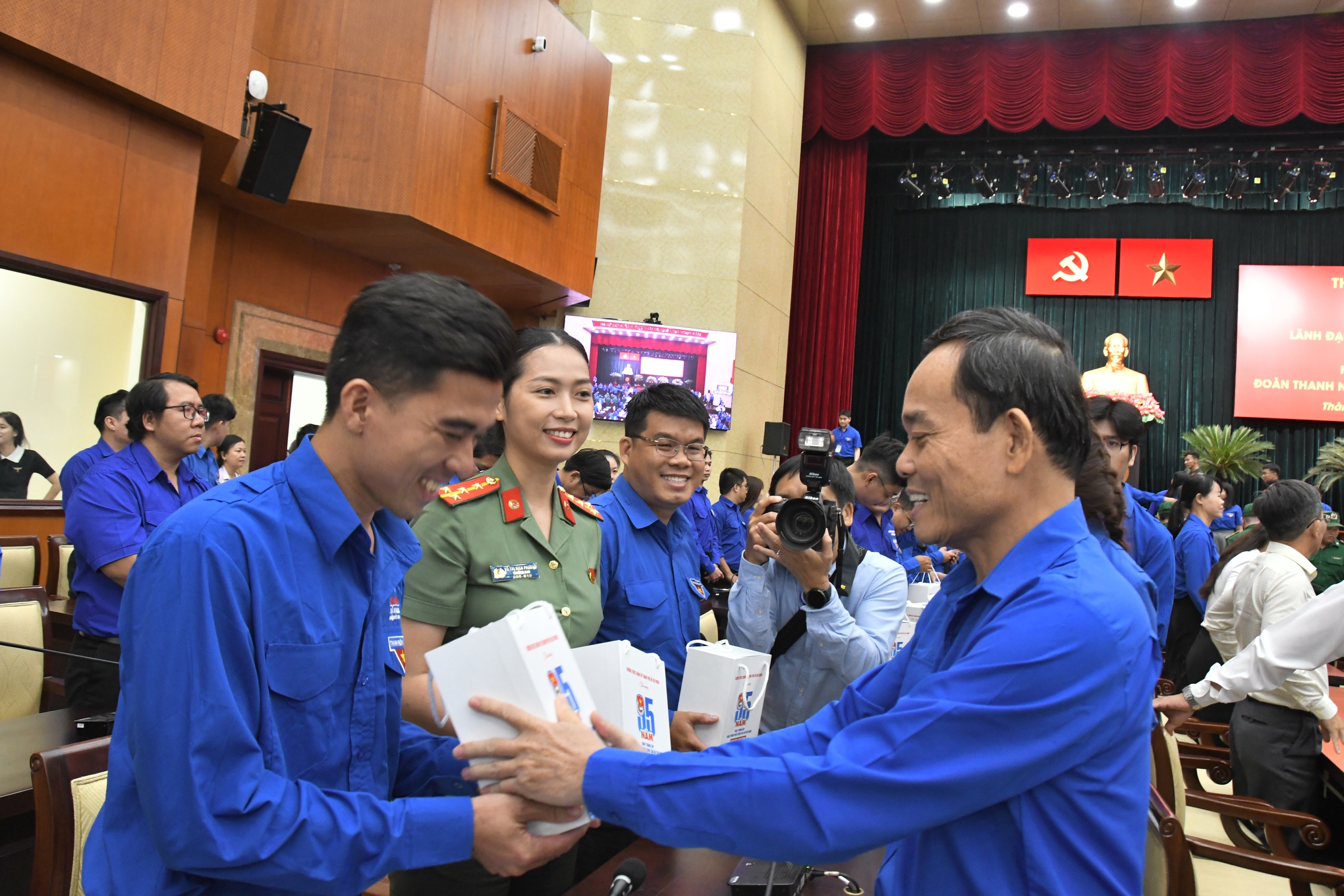 B&iacute; thư Th&agrave;nh ủy Trần Lưu Quang đứng suốt buổi lắng nghe người trẻ n&oacute;i - Ảnh 6.