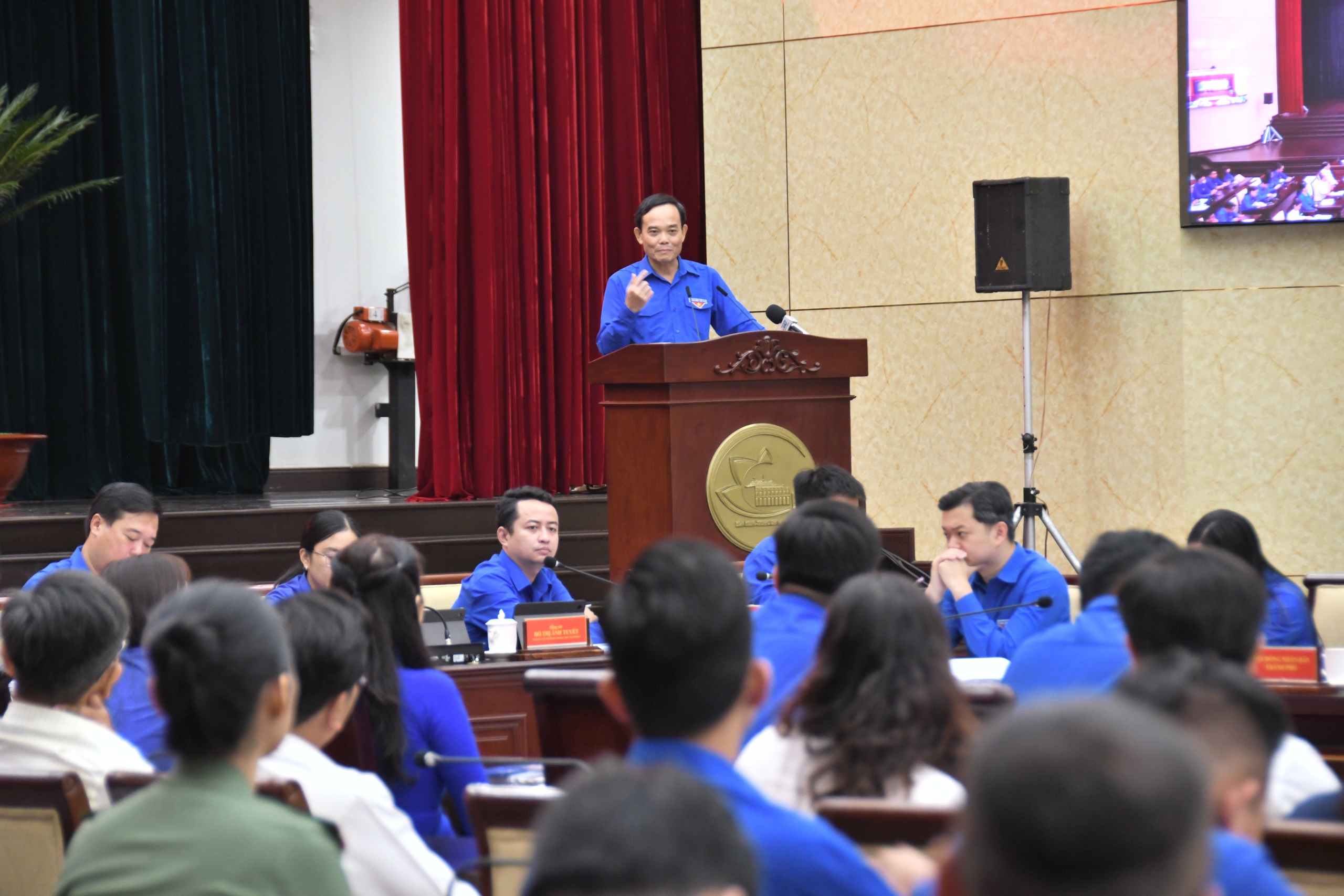 B&iacute; thư Th&agrave;nh ủy Trần Lưu Quang đứng suốt buổi lắng nghe người trẻ n&oacute;i - Ảnh 5.