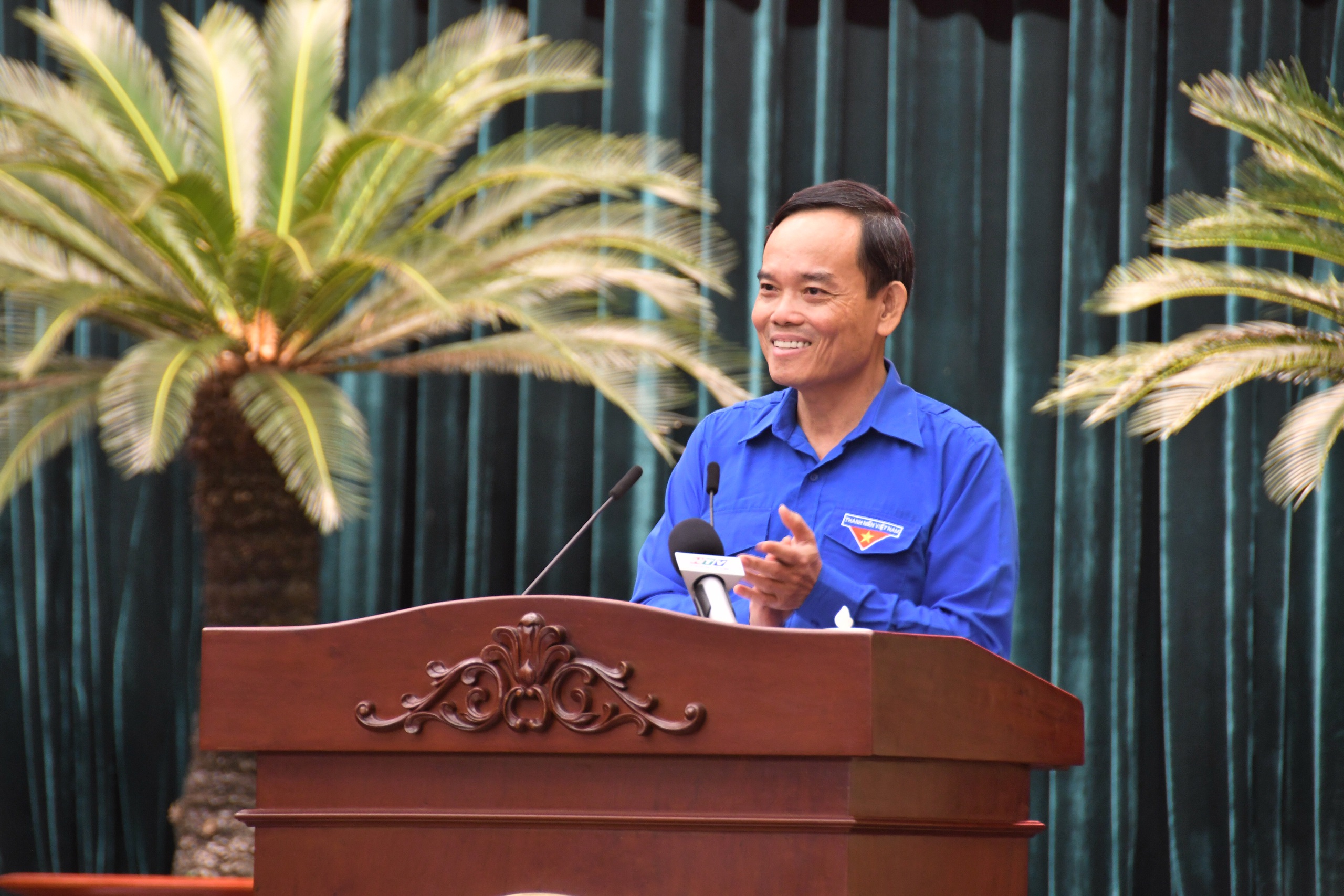 B&iacute; thư Th&agrave;nh ủy Trần Lưu Quang đứng suốt buổi lắng nghe người trẻ n&oacute;i - Ảnh 2.