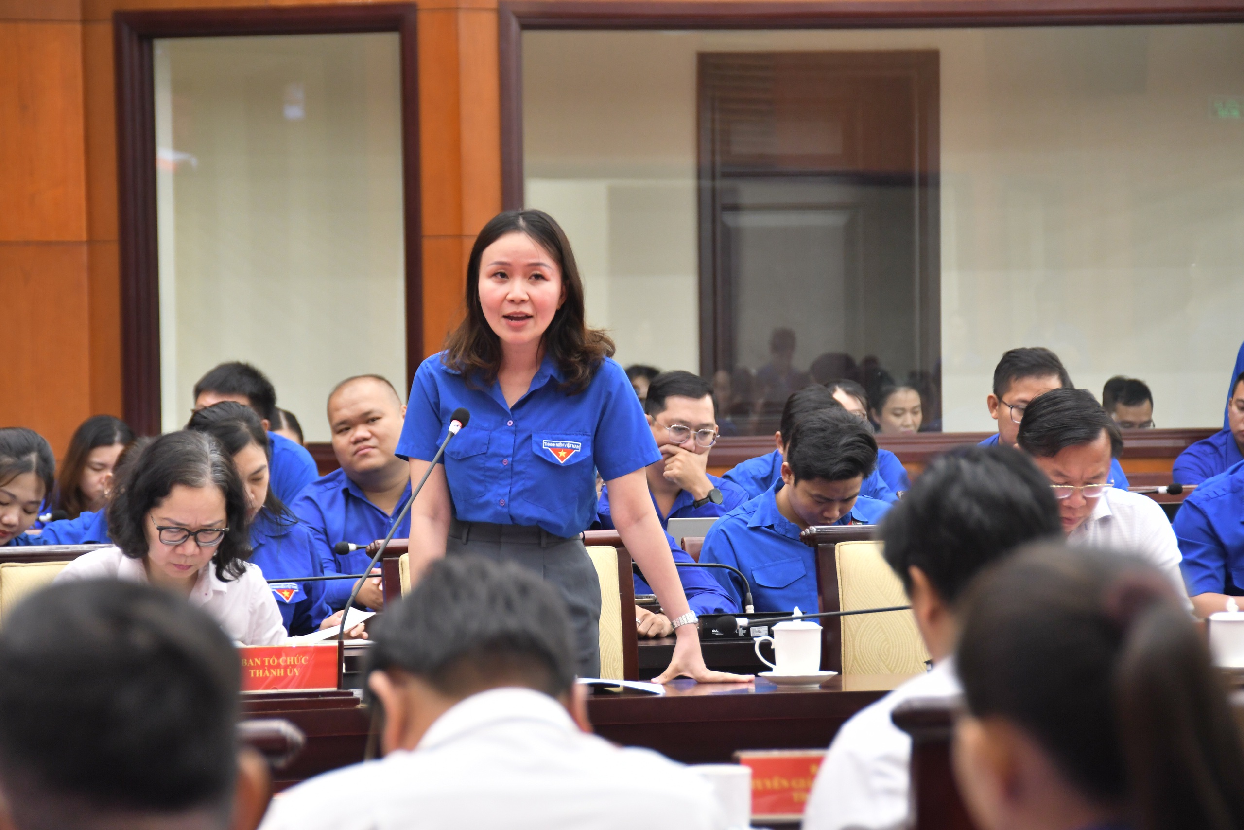 B&iacute; thư Th&agrave;nh ủy Trần Lưu Quang đứng suốt buổi lắng nghe người trẻ n&oacute;i - Ảnh 3.