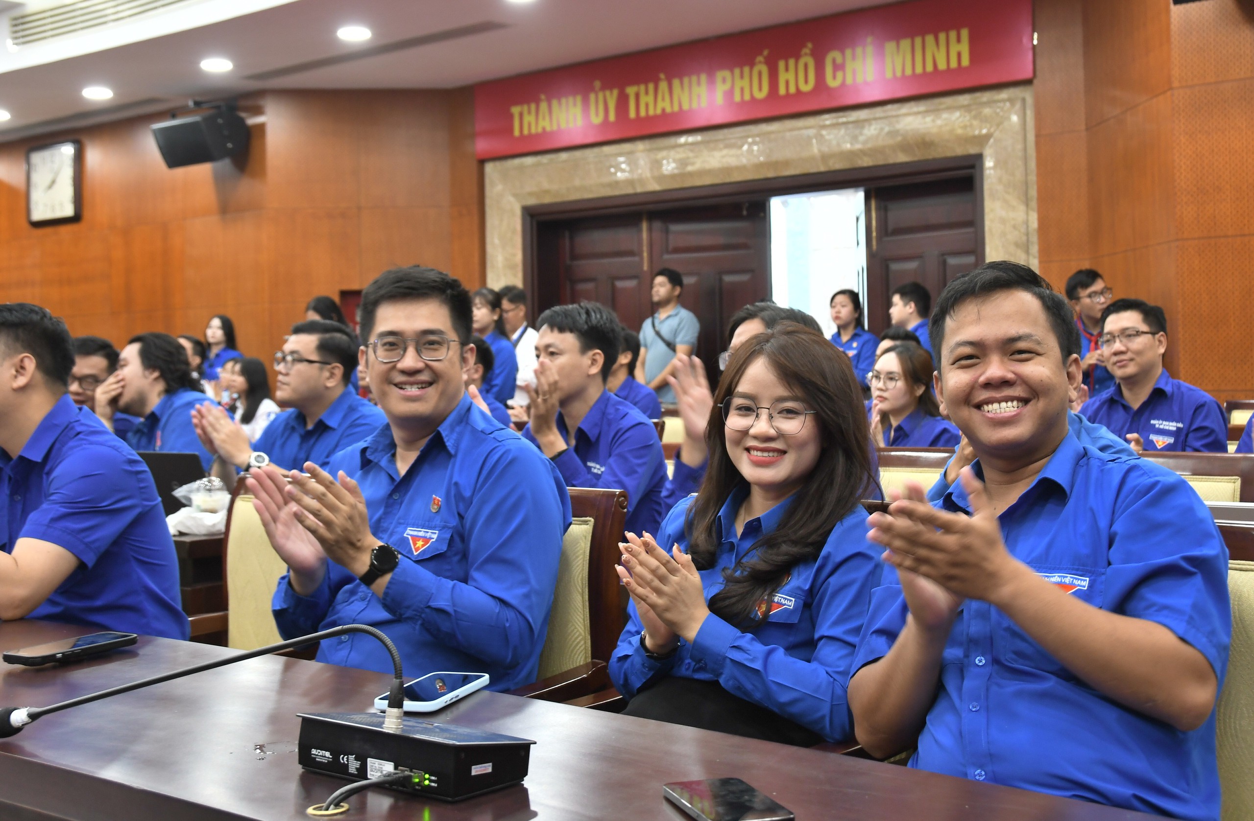 B&iacute; thư Th&agrave;nh ủy Trần Lưu Quang đứng suốt buổi lắng nghe người trẻ n&oacute;i - Ảnh 1.