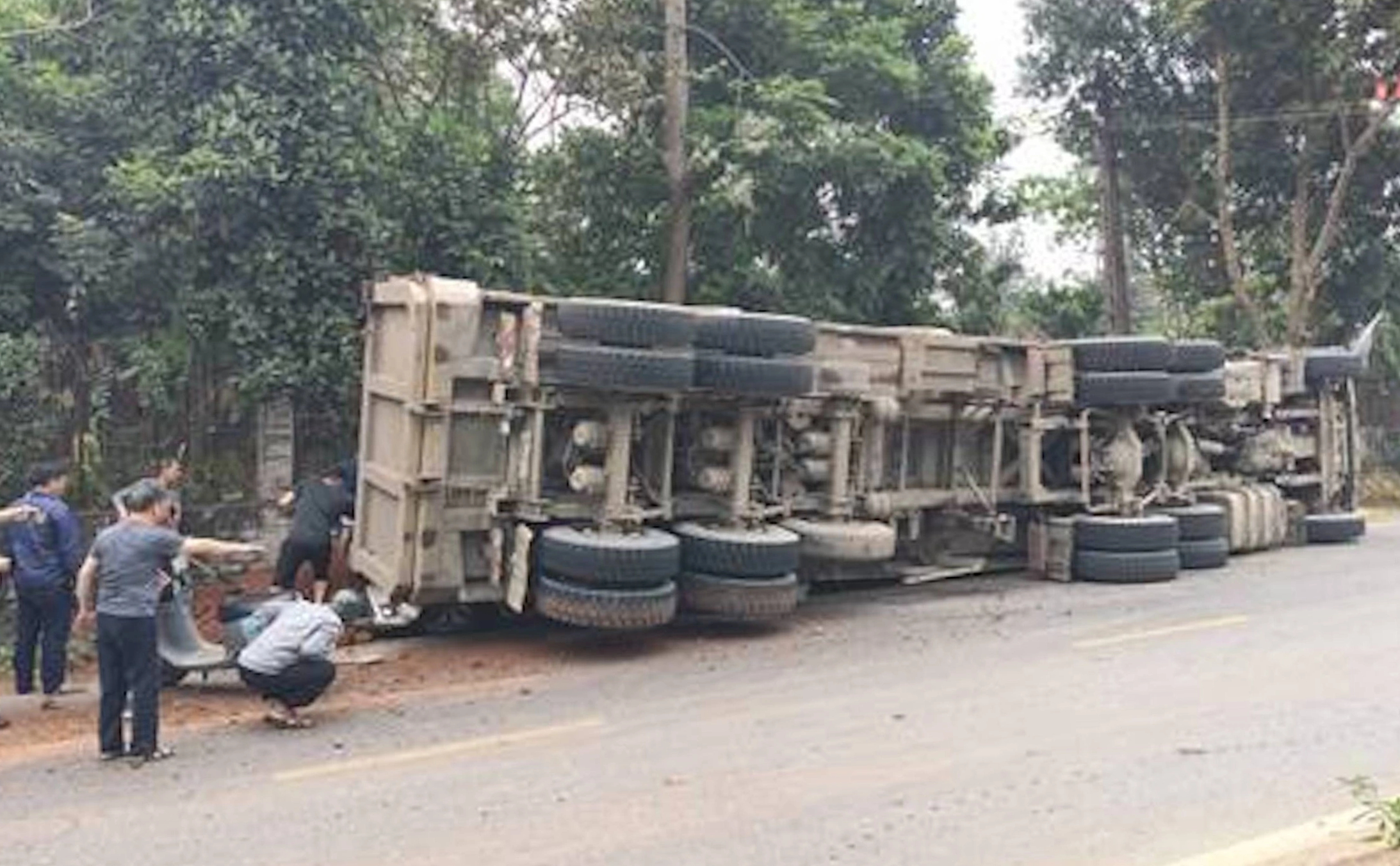 Xe đầu kéo lật đè bẹp xe con và xe máy, 2 phụ nữ tử vong- Ảnh 2.