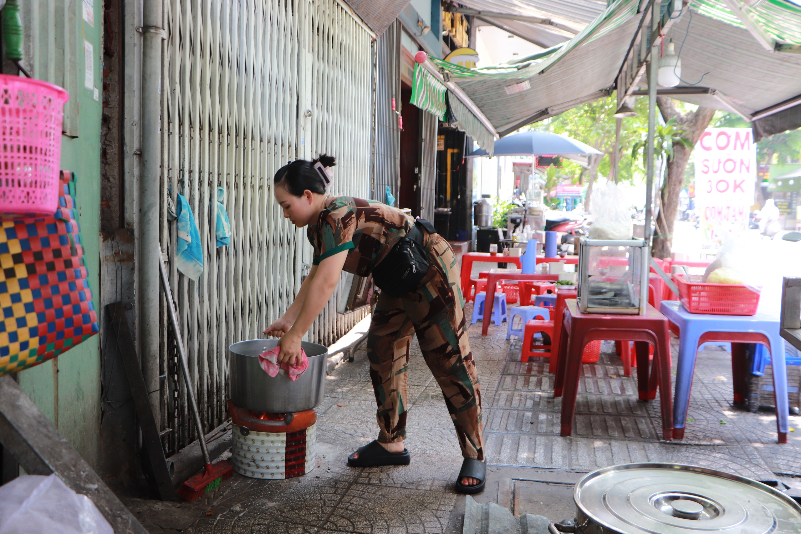 Chủ qu&aacute;n ăn d&ugrave;ng gas xen củi để giữ gi&aacute; - Ảnh 2.