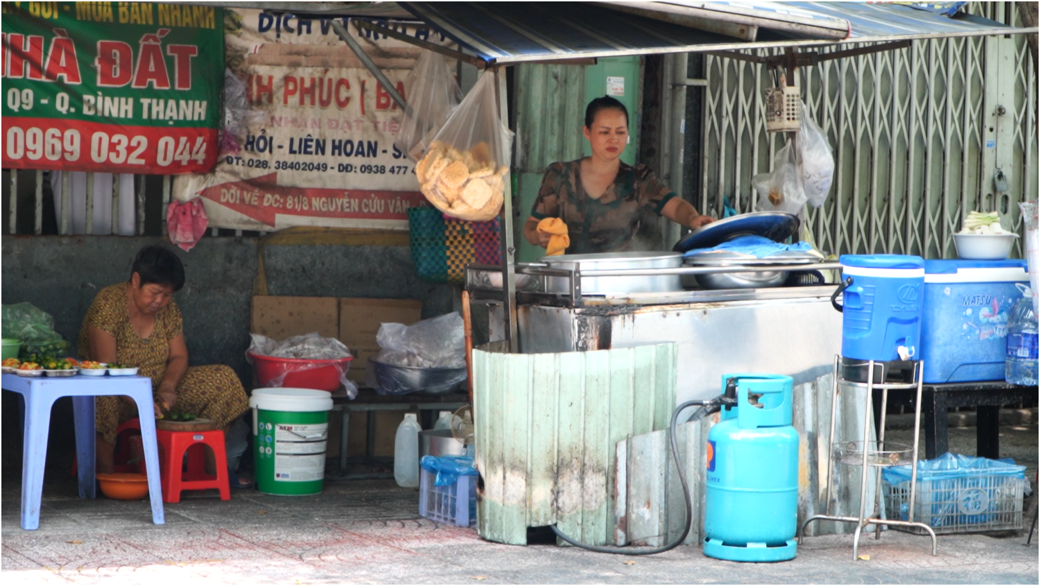 Chủ qu&aacute;n ăn d&ugrave;ng gas xen củi để giữ gi&aacute; - Ảnh 1.