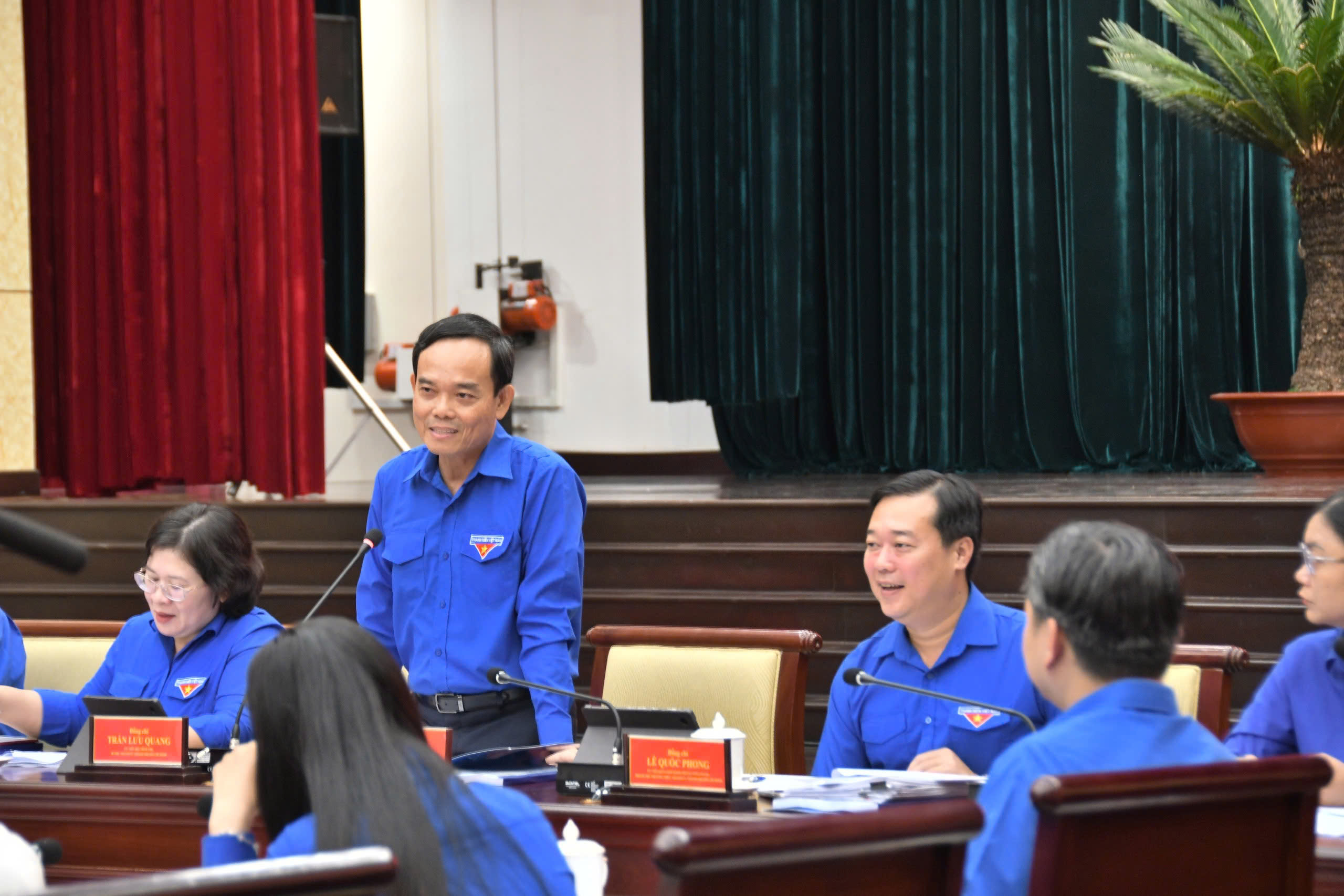 B&iacute; thư Th&agrave;nh ủy Trần Lưu Quang bất ngờ &ocirc;m đ&agrave;n h&aacute;t tặng thanh ni&ecirc;n - Ảnh 3.