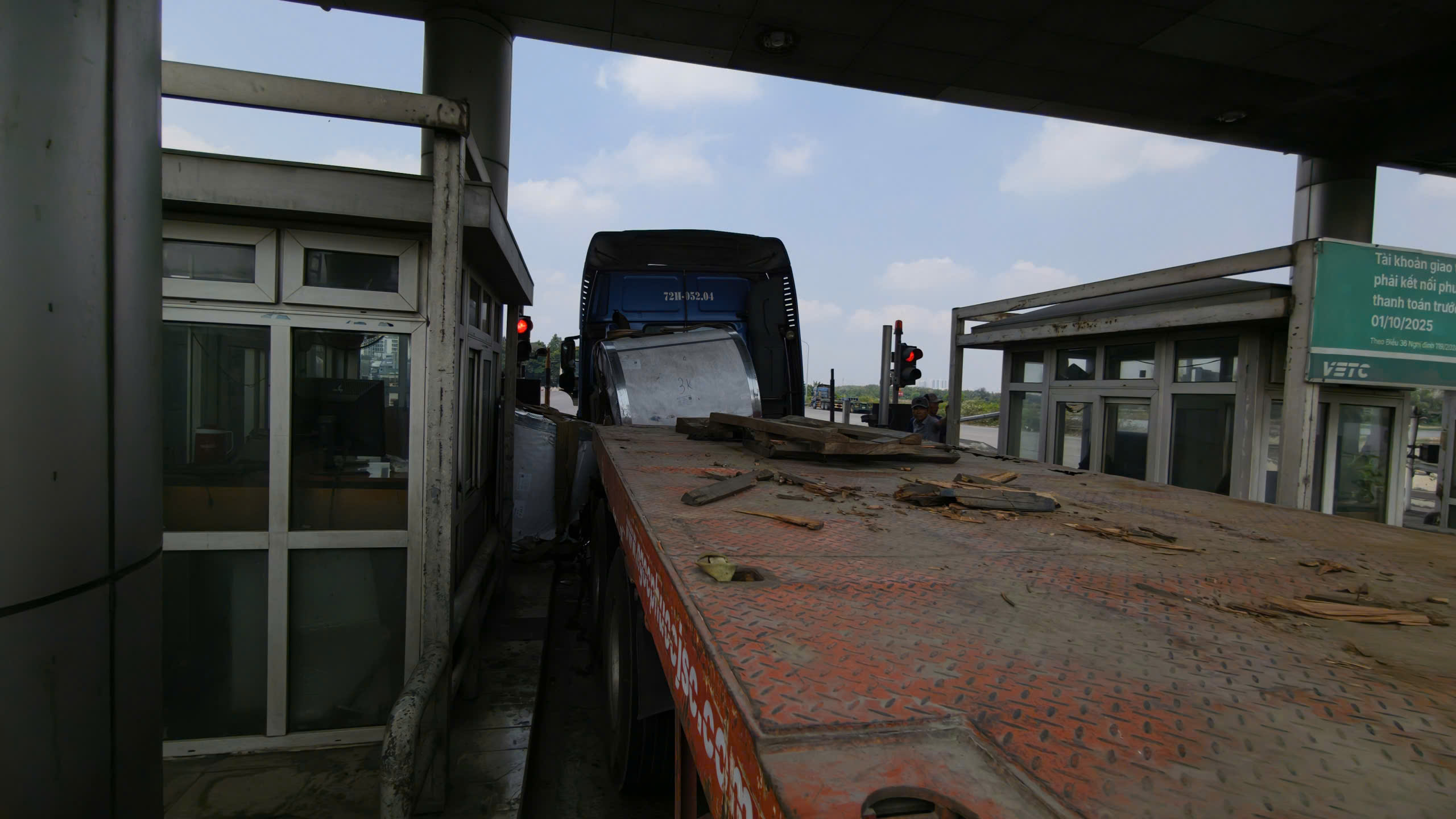 TP.HCM: Xe đầu kéo thắng gấp, cuộn thép văng vào trạm thu phí cầu Phú Mỹ- Ảnh 3. TP.HCM: Xe đầu kéo thắng gấp, cuộn thép văng vào trạm thu phí cầu Phú Mỹ- Ảnh 3.