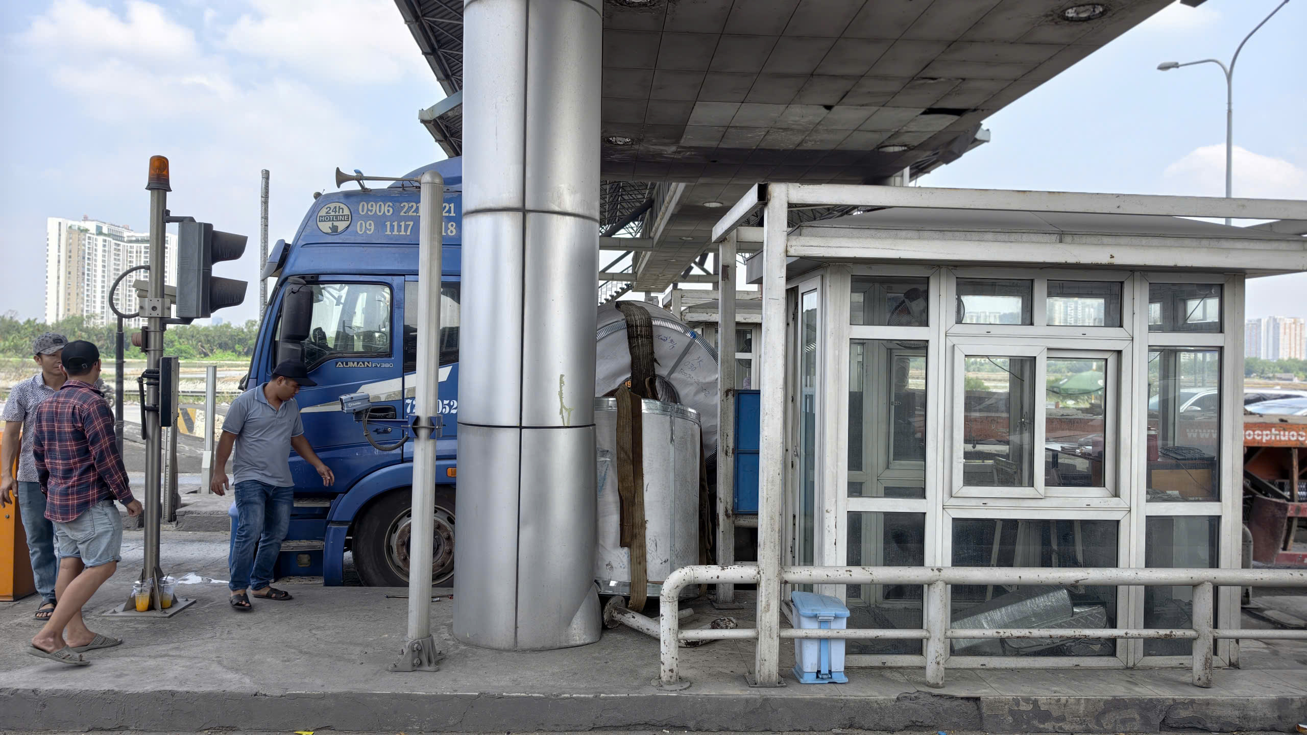 TP.HCM: Xe đầu kéo thắng gấp, cuộn thép văng vào trạm thu phí cầu Phú Mỹ- Ảnh 1. TP.HCM: Xe đầu kéo thắng gấp, cuộn thép văng vào trạm thu phí cầu Phú Mỹ- Ảnh 1.