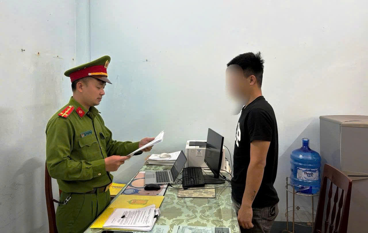 Bắt nghi phạm lừa đảo thuê ô tô cầm cố hàng trăm triệu đồng tại Quảng Ngãi - Ảnh 1.