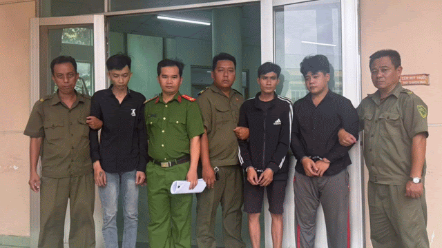 Tạm giữ nh&oacute;m thanh ni&ecirc;n g&acirc;y rối trước Khu c&ocirc;ng nghiệp S&oacute;ng Thần  - Ảnh 1.