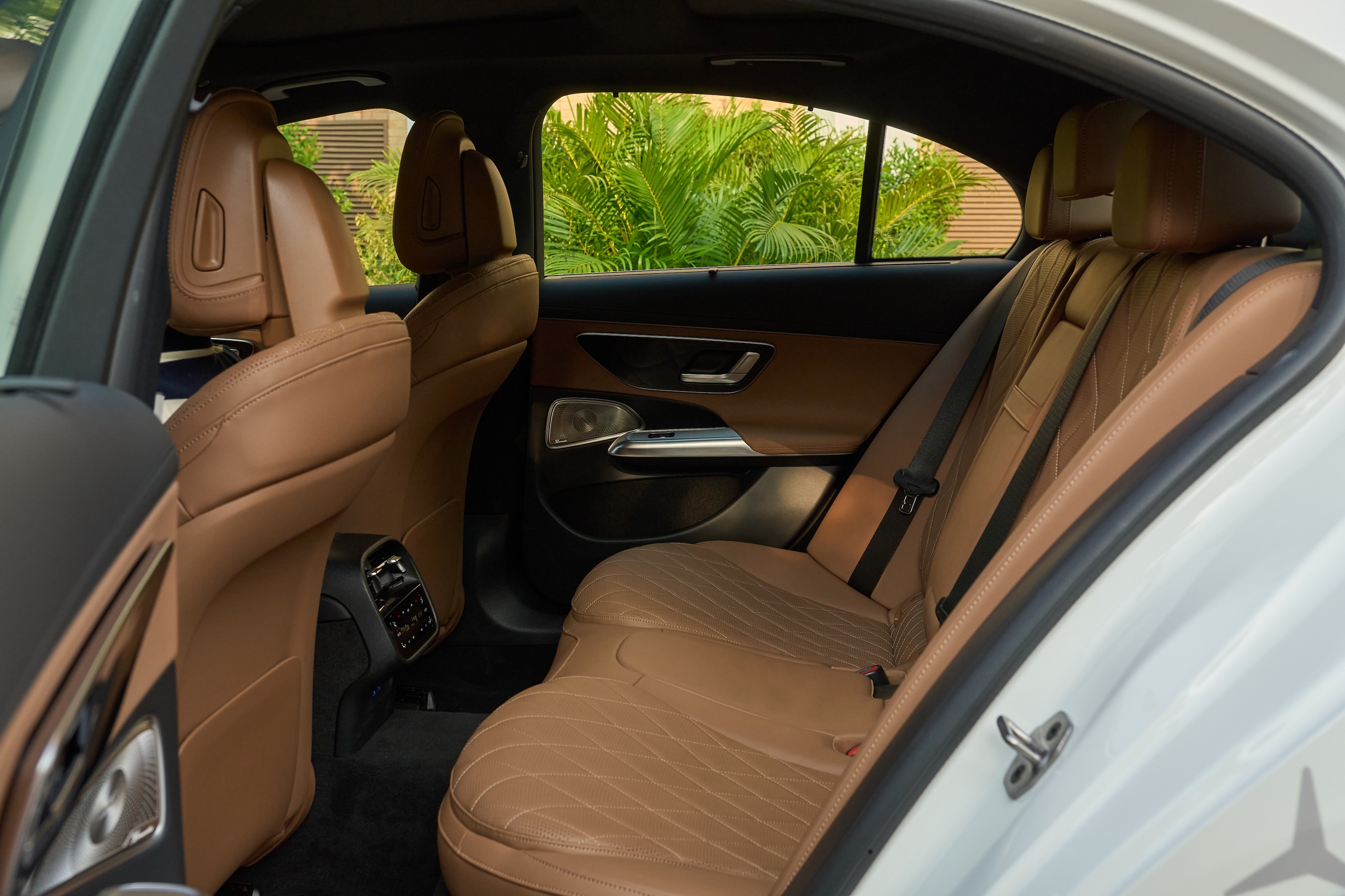 '&Ocirc;m' v&ocirc;-lăng Mercedes E300 AMG v&ograve;ng quay đảo Ngọc: C&ograve;n điều g&igrave; gi&aacute; trị hơn chất sang? - Ảnh 8.