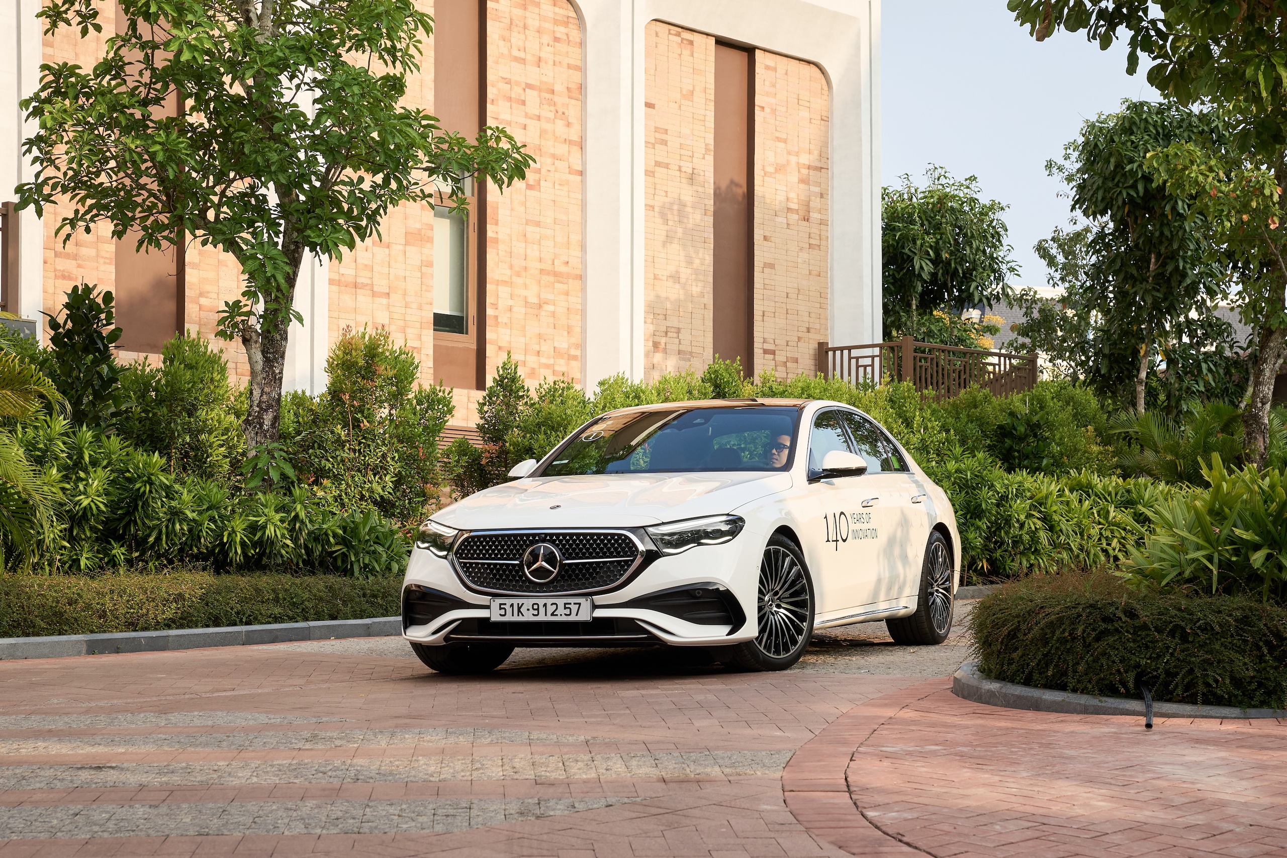 '&Ocirc;m' v&ocirc;-lăng Mercedes E300 AMG v&ograve;ng quay đảo Ngọc: C&ograve;n điều g&igrave; gi&aacute; trị hơn chất sang? - Ảnh 1.