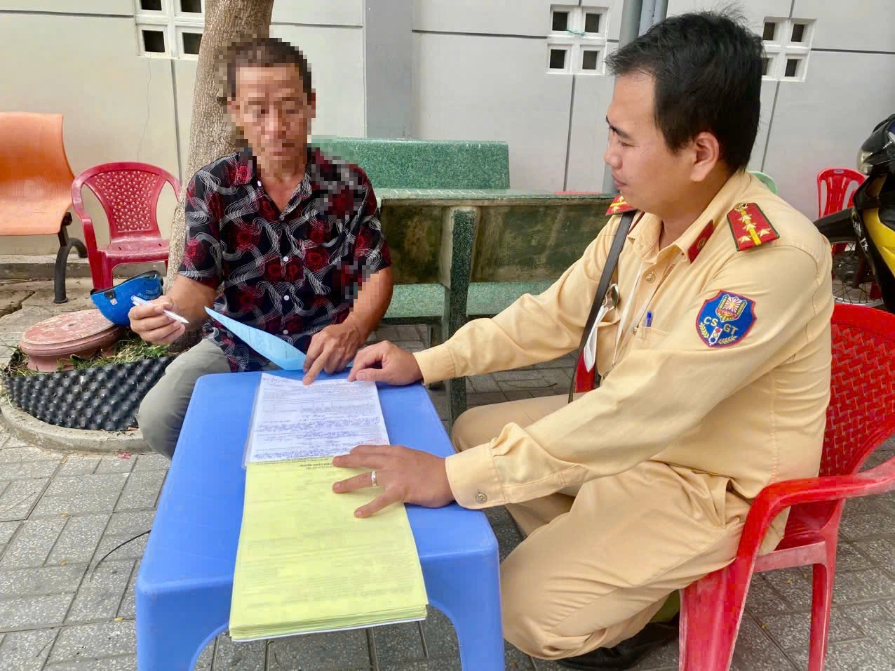 Xử lý người đàn ông dùng biển số giả, cư xử hung hãn sau va quẹt xe- Ảnh 1.