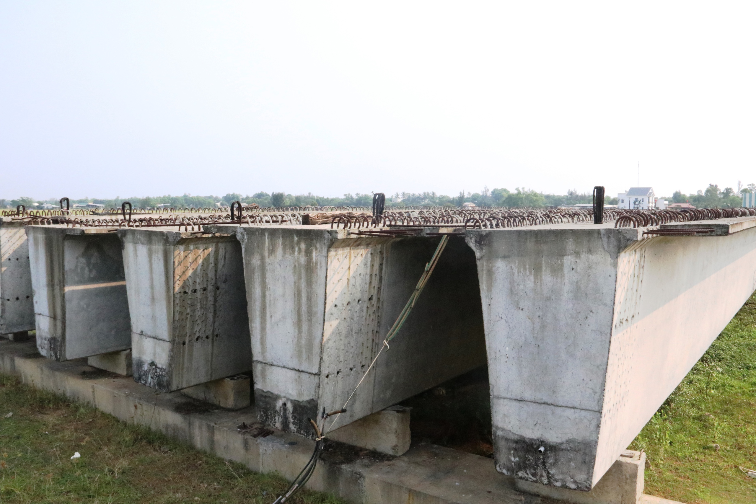 Đ&agrave; Nẵng: Cận cảnh cầu 220 tỉ bắc qua s&ocirc;ng Trường Giang treo gần cả thập ni&ecirc;n - Ảnh 1.