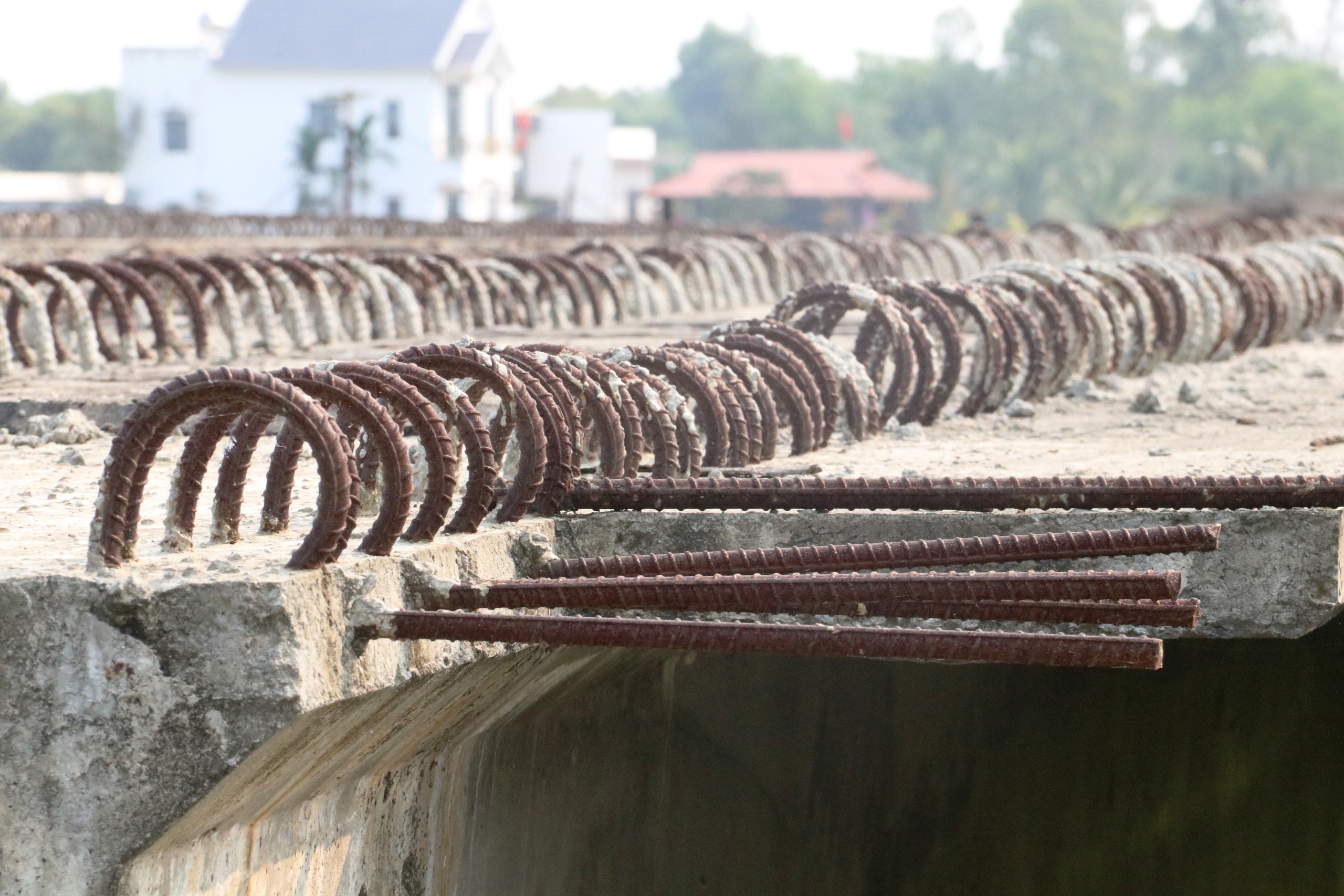 Đ&agrave; Nẵng: Cận cảnh cầu 220 tỉ bắc qua s&ocirc;ng Trường Giang treo gần cả thập ni&ecirc;n - Ảnh 10.