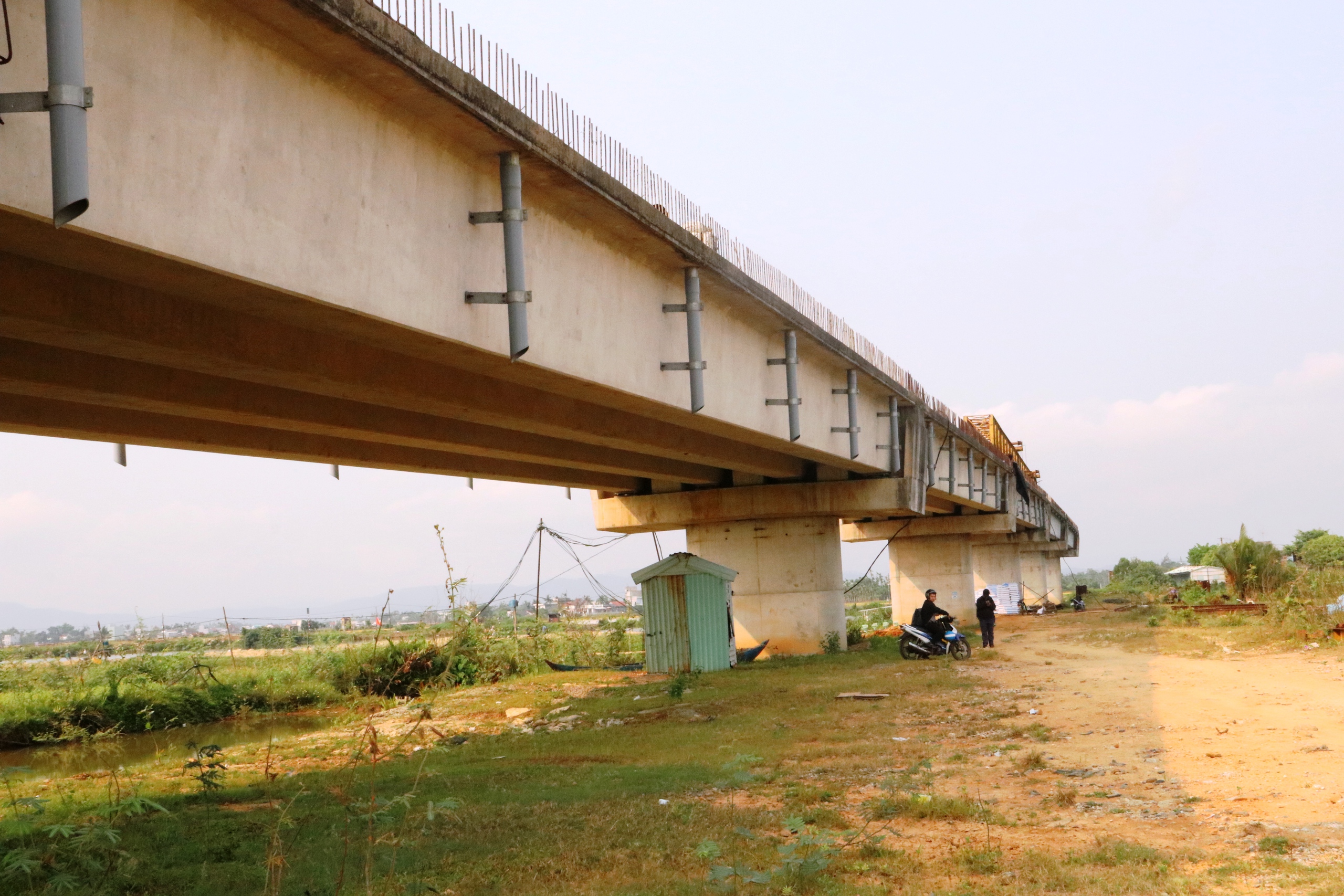 Đ&agrave; Nẵng: Cận cảnh cầu 220 tỉ bắc qua s&ocirc;ng Trường Giang treo gần cả thập ni&ecirc;n - Ảnh 8.