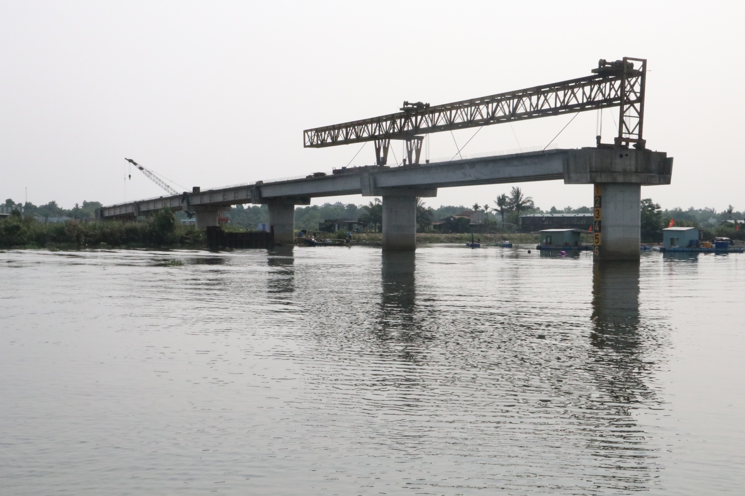 Đ&agrave; Nẵng: Cận cảnh cầu 220 tỉ bắc qua s&ocirc;ng Trường Giang treo gần cả thập ni&ecirc;n - Ảnh 3.