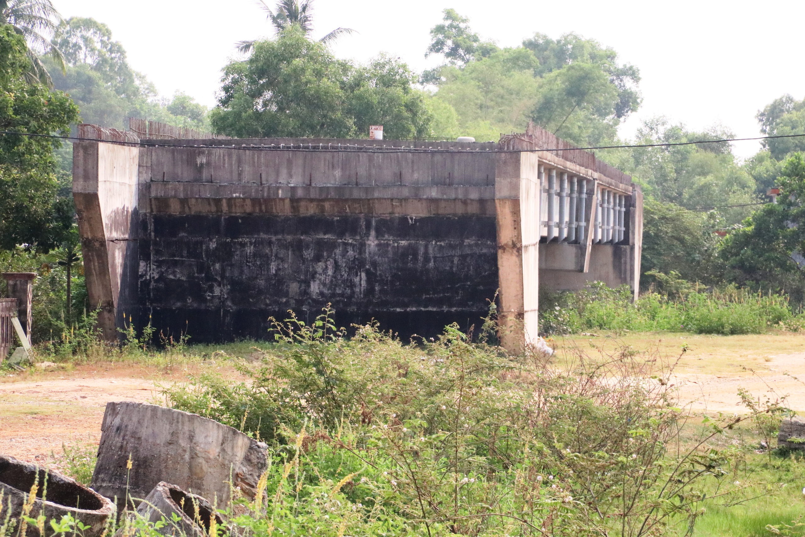 Đ&agrave; Nẵng: Cận cảnh cầu 220 tỉ bắc qua s&ocirc;ng Trường Giang treo gần cả thập ni&ecirc;n - Ảnh 2.