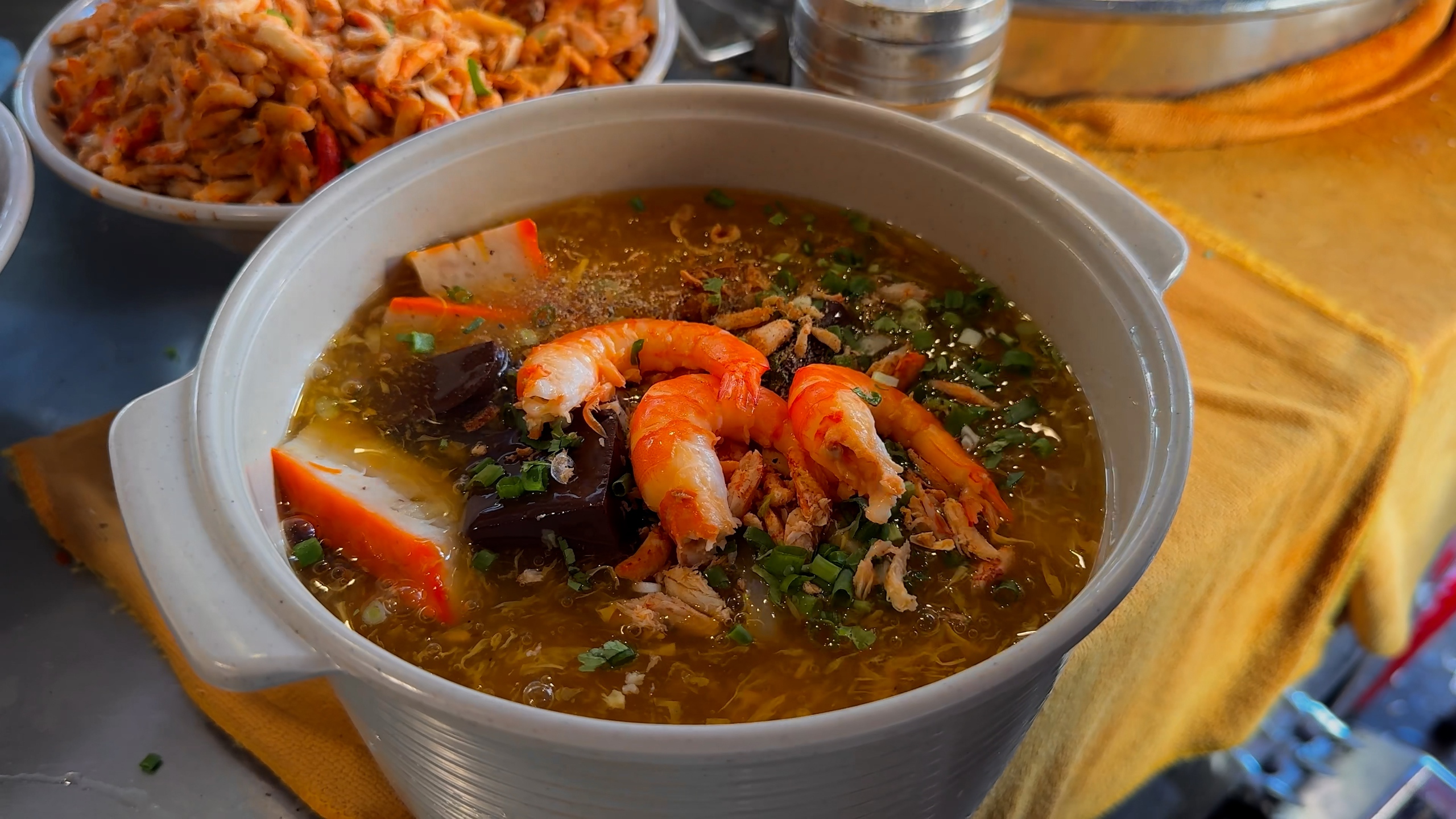  'Bánh canh nồi' mang thông điệp yêu thương - Ảnh 1.