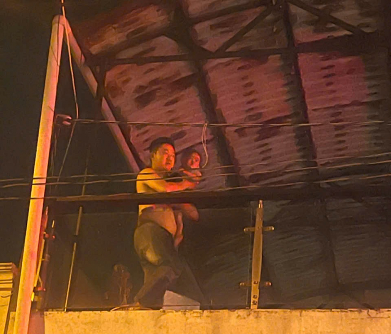 Đại &uacute;y Huỳnh Tuấn Kiệt cứu b&eacute; 13 th&aacute;ng tuổi giữa lửa dữ - Ảnh 1.