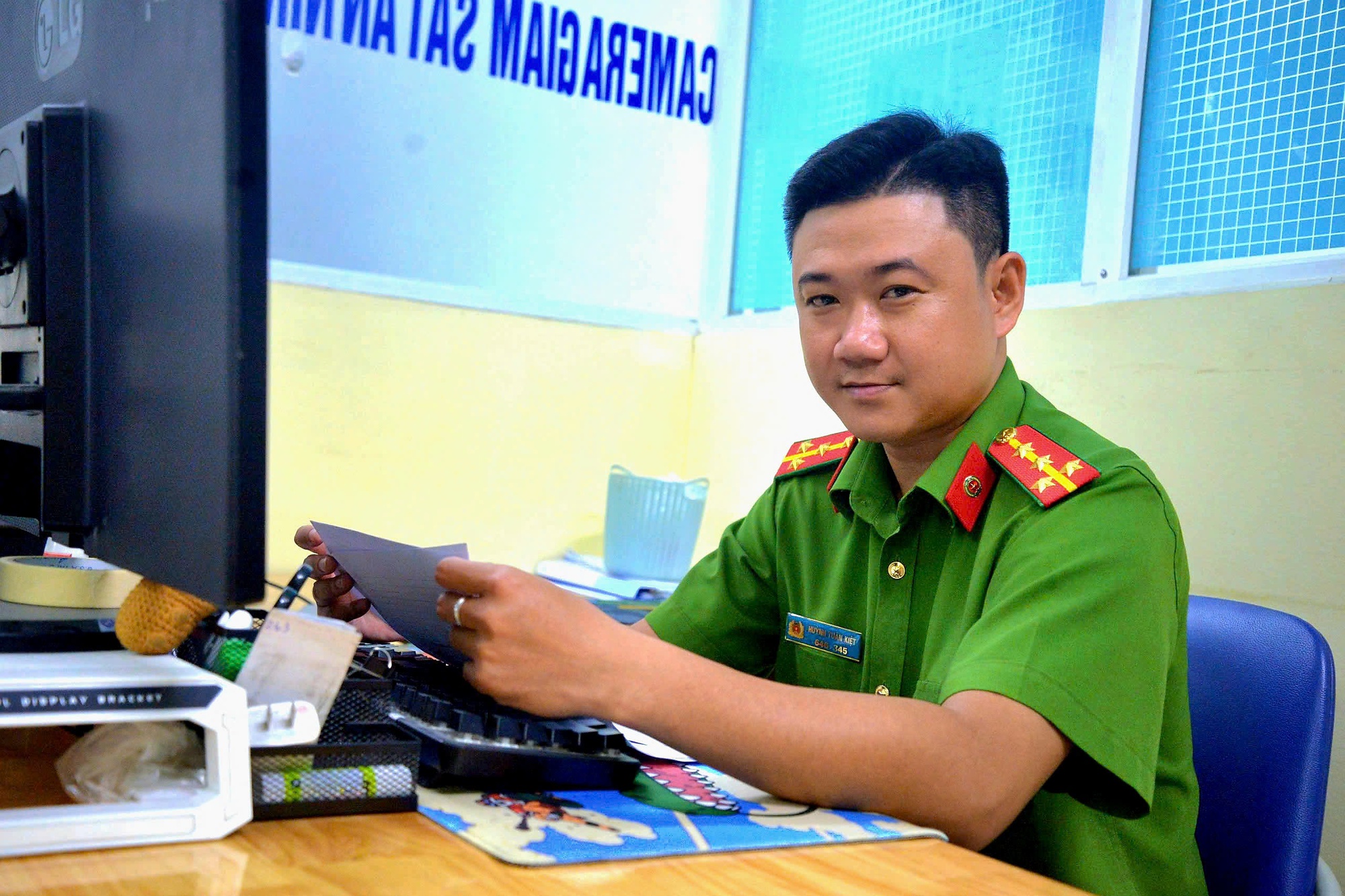 Đại &uacute;y Huỳnh Tuấn Kiệt cứu b&eacute; 13 th&aacute;ng tuổi giữa lửa dữ - Ảnh 2.