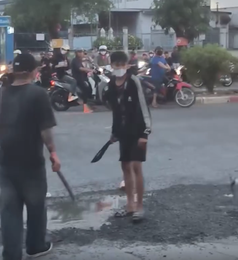 X&aacute;c minh vụ nh&oacute;m thanh ni&ecirc;n cầm hung kh&iacute; rượt đuổi, ch&eacute;m nhau ở KCN S&oacute;ng Thần - Ảnh 1.