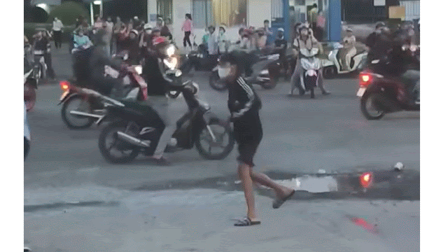 X&aacute;c minh vụ nh&oacute;m thanh ni&ecirc;n cầm hung kh&iacute; rượt đuổi, ch&eacute;m nhau ở KCN S&oacute;ng Thần - Ảnh 2.