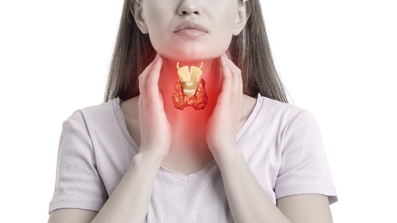 Khi n&agrave;o n&ecirc;n tầm so&aacute;t ung thư tuyến gi&aacute;p?  - Ảnh 1.