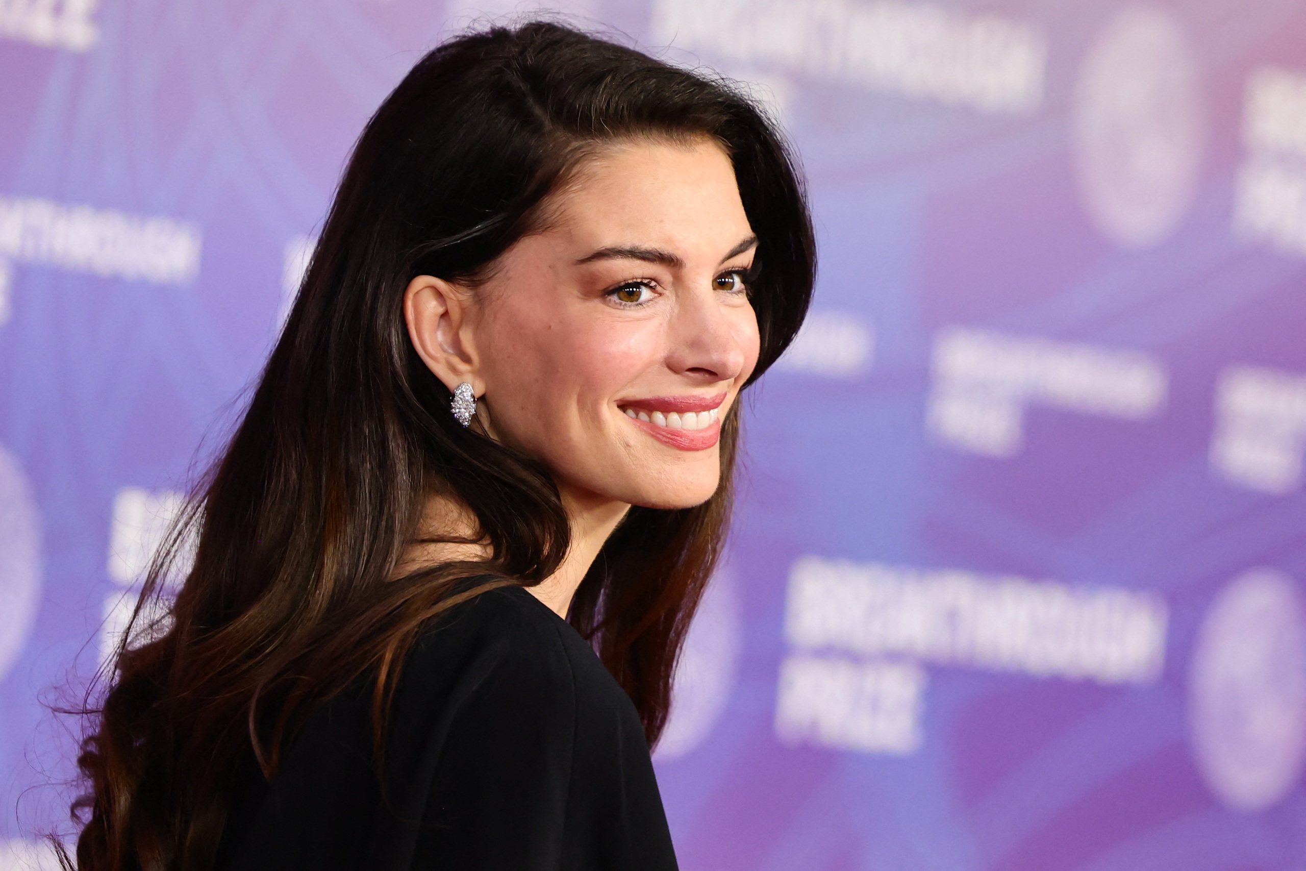 Anne Hathaway cùng dàn sao 'Yêu nữ thích hàng hiệu' sau 20 năm - Ảnh 4.