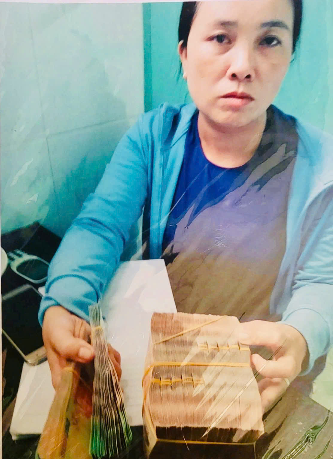 Cựu Ph&oacute; chủ tịch Hội chữ thập đỏ B&igrave;nh Dương l&agrave;m giả sổ đỏ cầm lấy tiền - Ảnh 1.