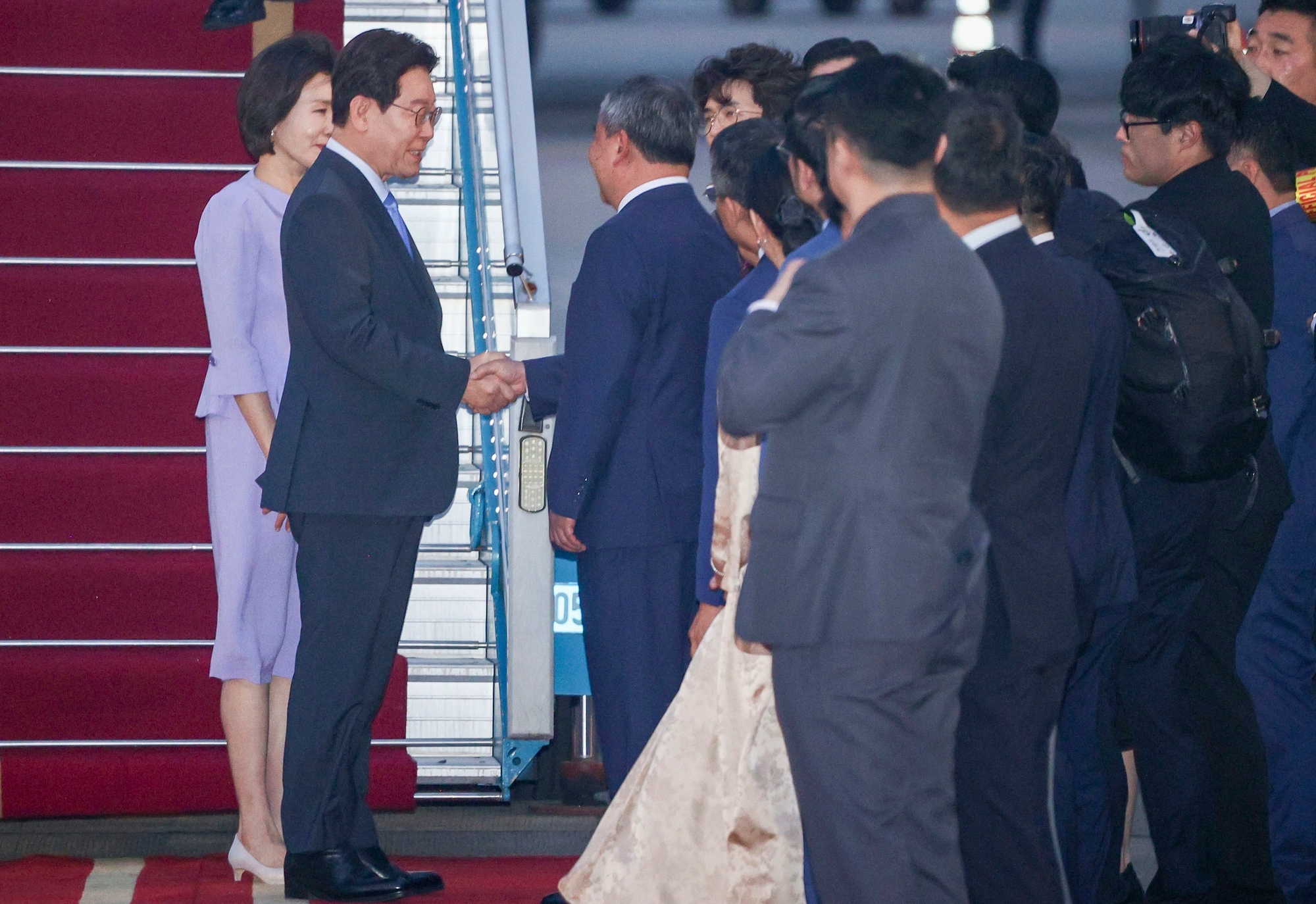 Tổng thống Hàn Quốc và Phu nhân bắt đầu chuyến thăm cấp Nhà nước Việt Nam - Ảnh 2.