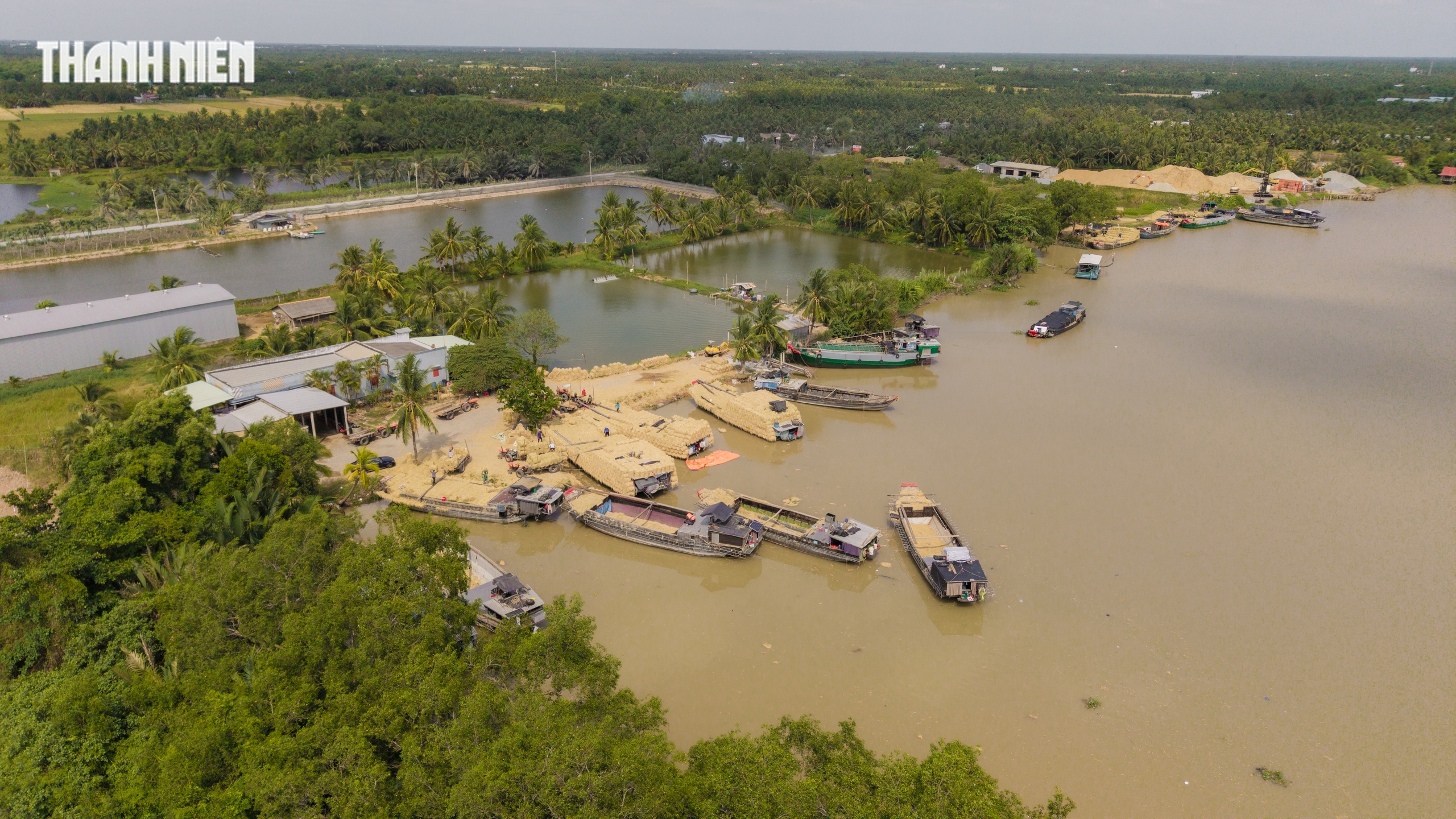 Chợ rơm cuộn Ba Lai: Nơi giao thương Nhộn nhịp v&agrave; Nụ cười Giữa nắng h&egrave; - Ảnh 13.