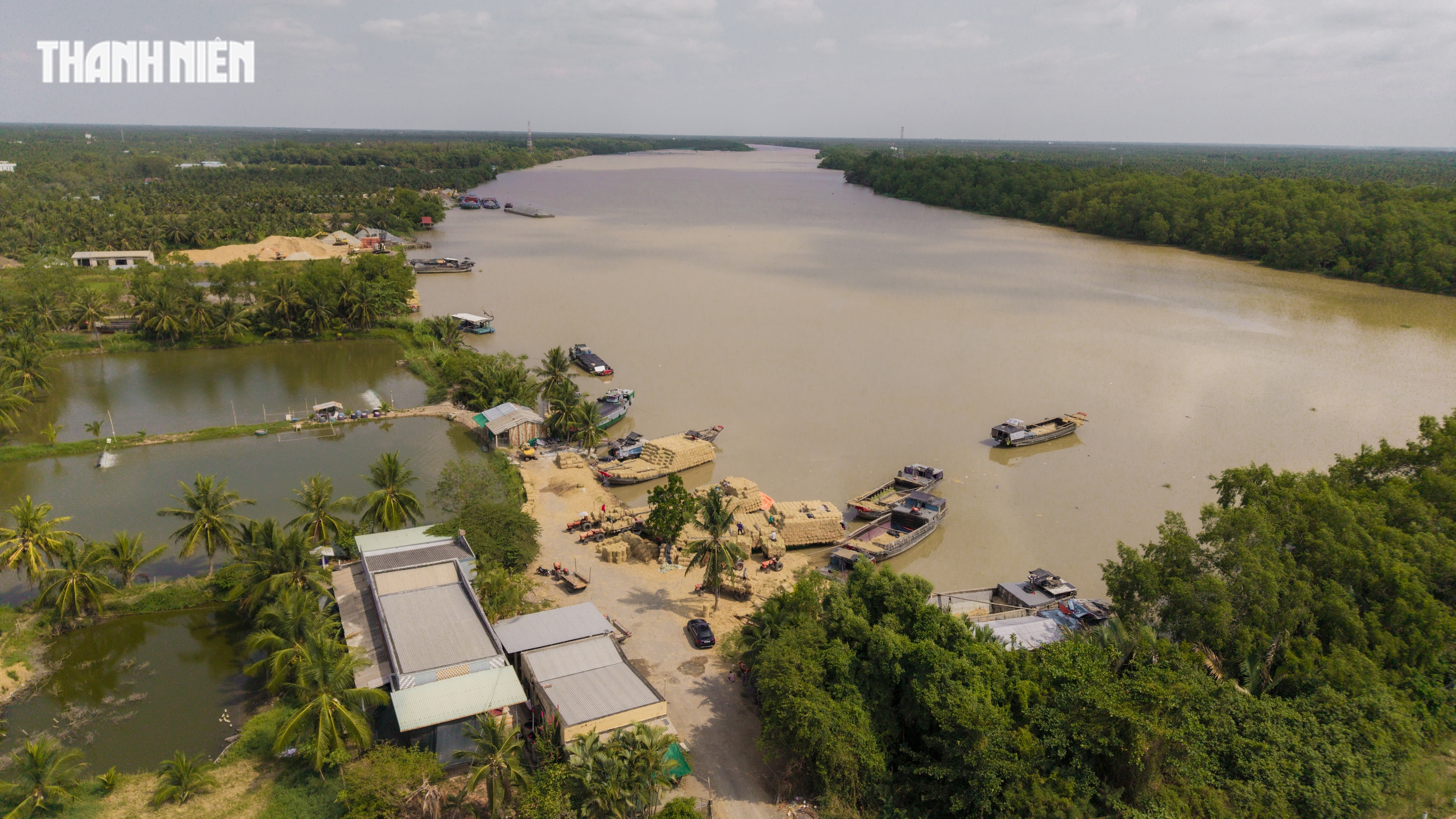 Chợ rơm cuộn Ba Lai: Nơi giao thương Nhộn nhịp v&agrave; Nụ cười Giữa nắng h&egrave; - Ảnh 1.