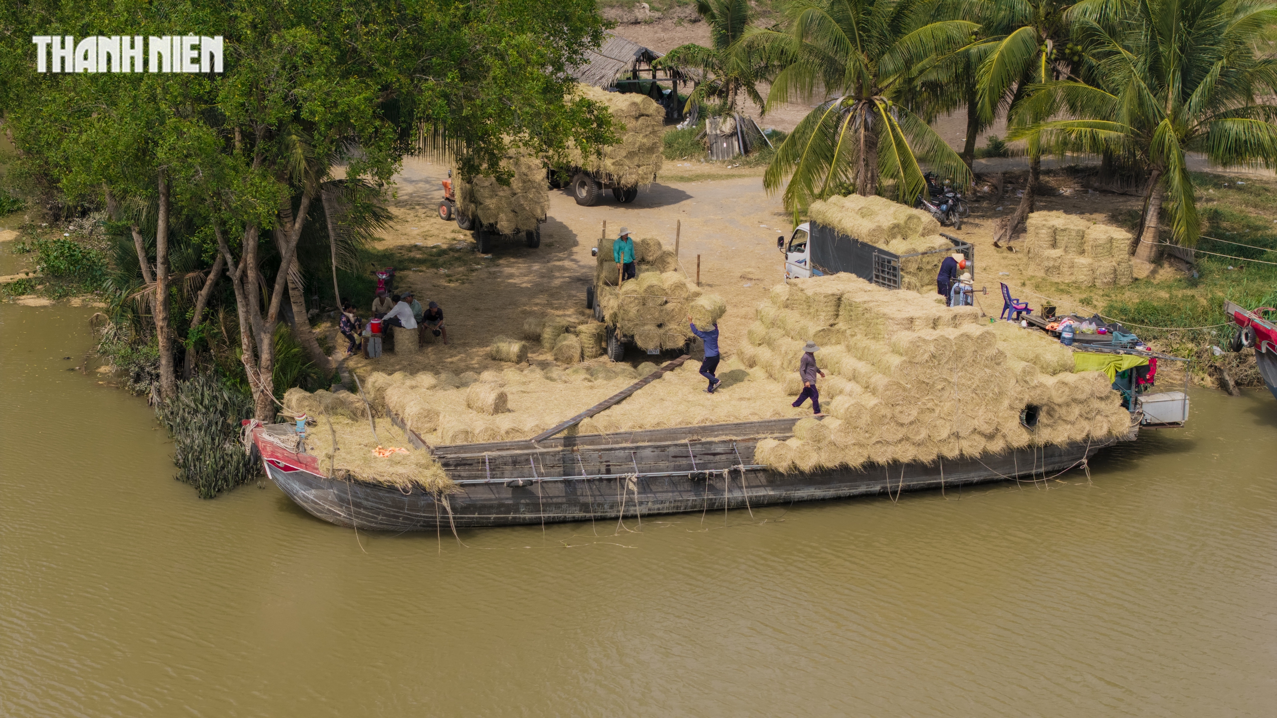 Chợ rơm cuộn Ba Lai: Nơi giao thương Nhộn nhịp v&agrave; Nụ cười Giữa nắng h&egrave; - Ảnh 4.
