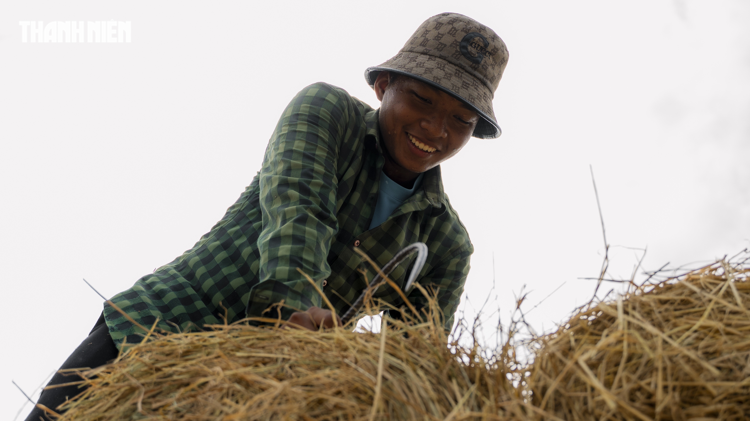 Chợ rơm cuộn Ba Lai: Nơi giao thương Nhộn nhịp v&agrave; Nụ cười Giữa nắng h&egrave; - Ảnh 6.