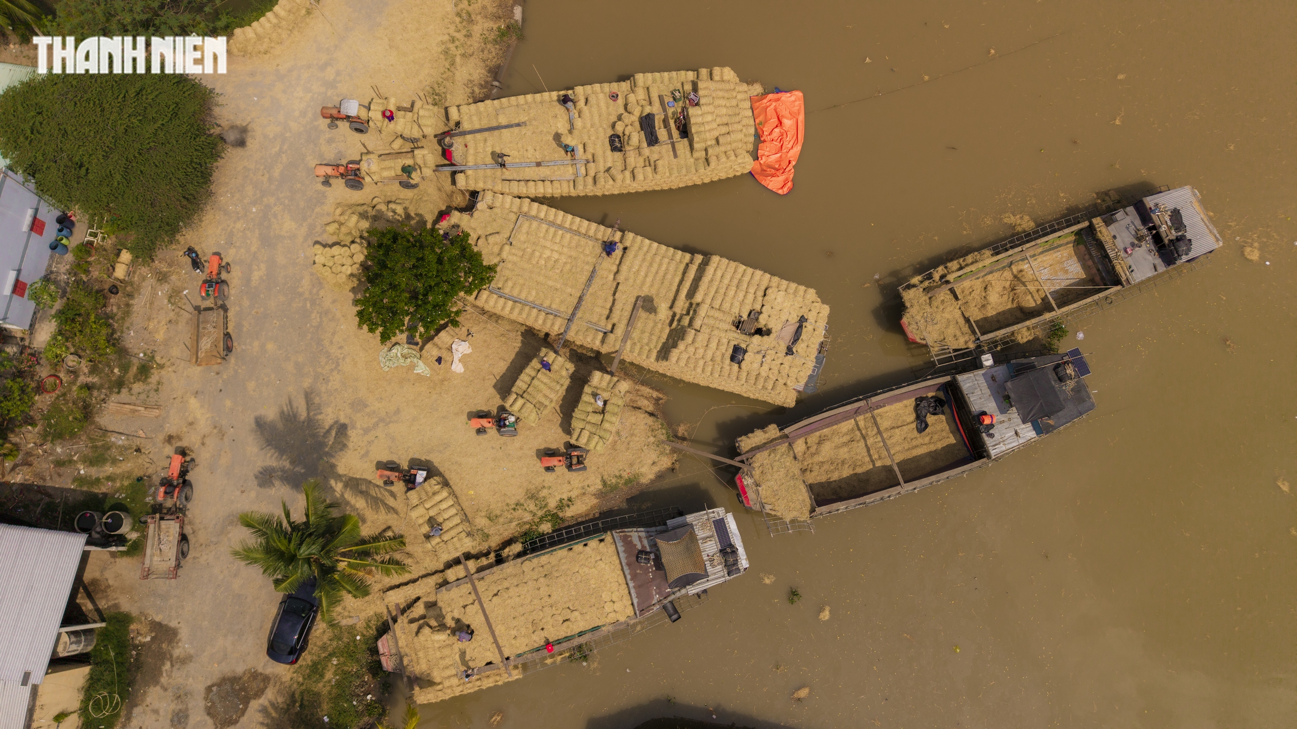 Chợ rơm cuộn Ba Lai: Nơi giao thương Nhộn nhịp v&agrave; Nụ cười Giữa nắng h&egrave; - Ảnh 3.