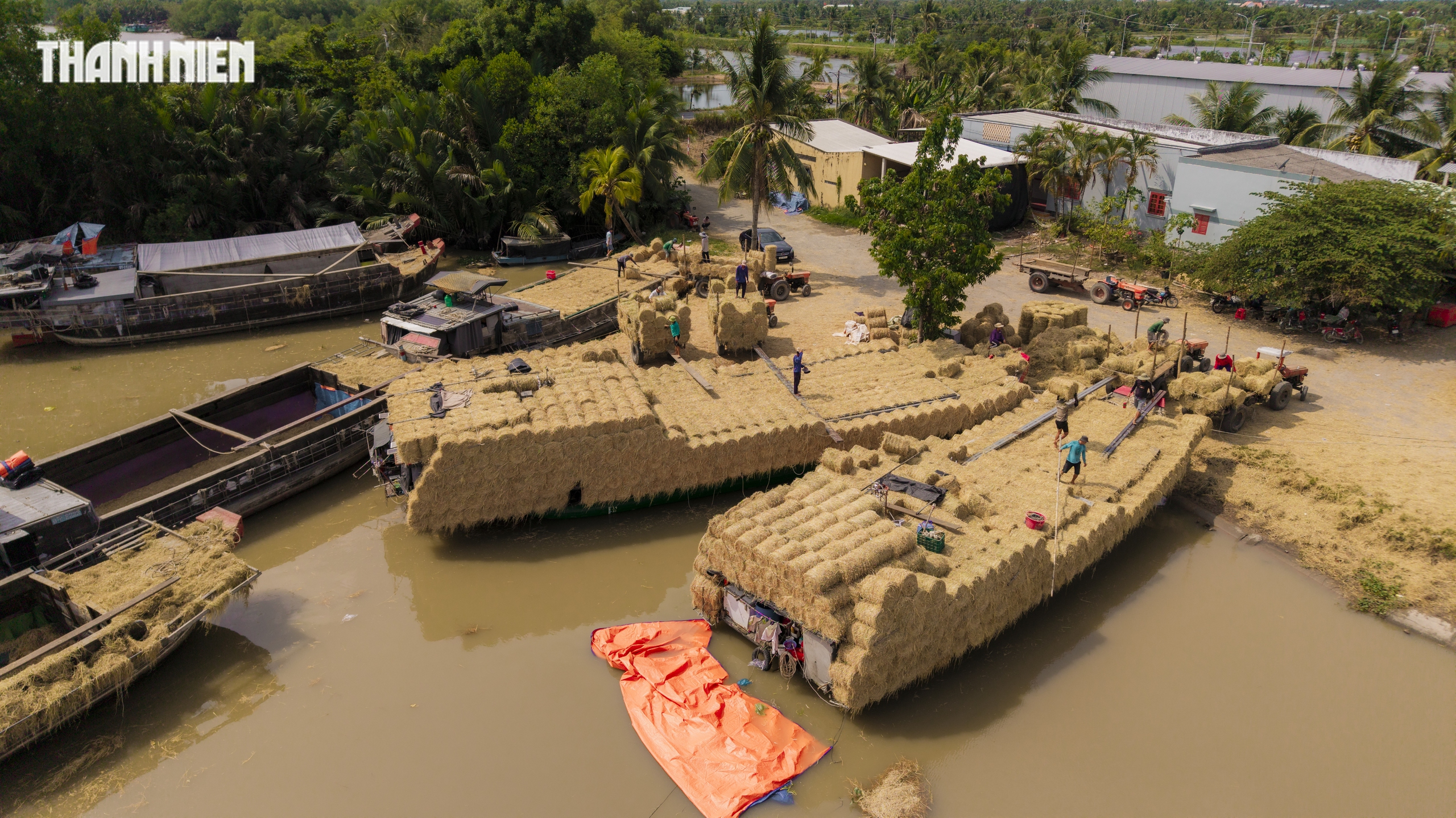 Chợ rơm cuộn Ba Lai: Nơi giao thương Nhộn nhịp v&agrave; Nụ cười Giữa nắng h&egrave; - Ảnh 2.