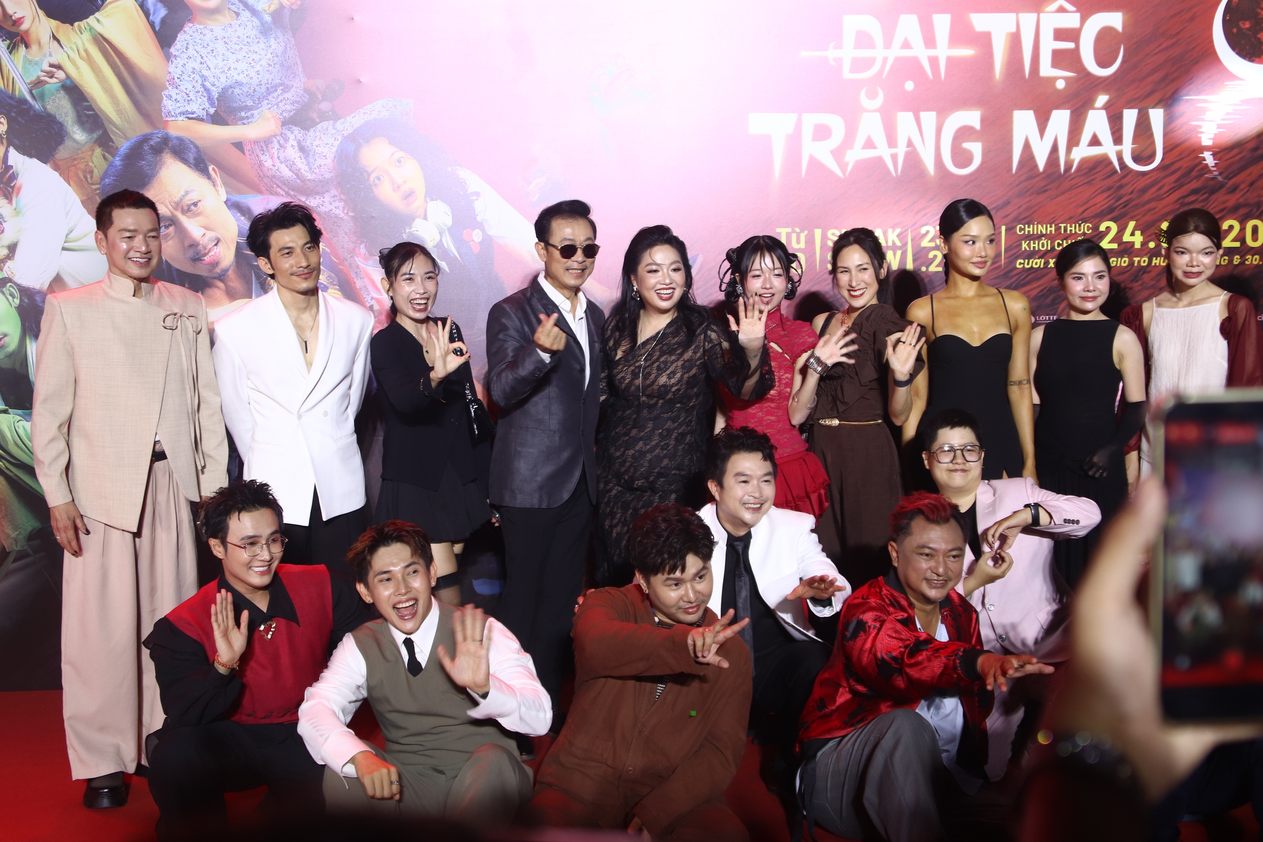 Việt Hương v&agrave; V&acirc;n Sơn hội ngộ tại ra mắt phim Đại tiệc trăng m&aacute;u 8 - Ảnh 1.