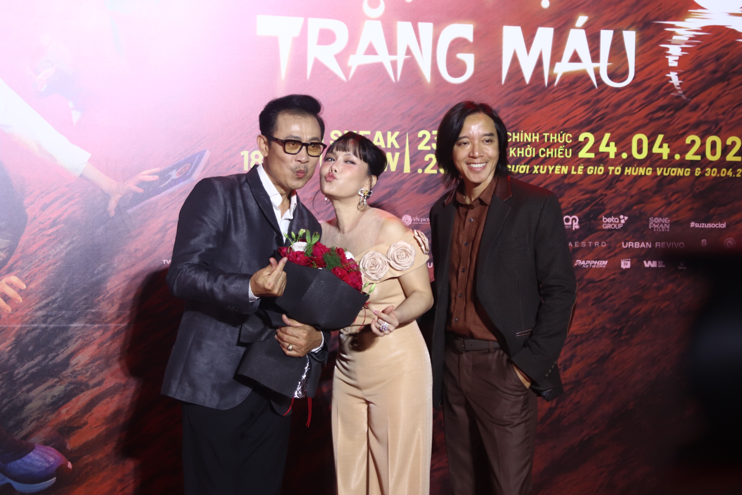 Việt Hương v&agrave; V&acirc;n Sơn hội ngộ tại ra mắt phim Đại tiệc trăng m&aacute;u 8 - Ảnh 10.