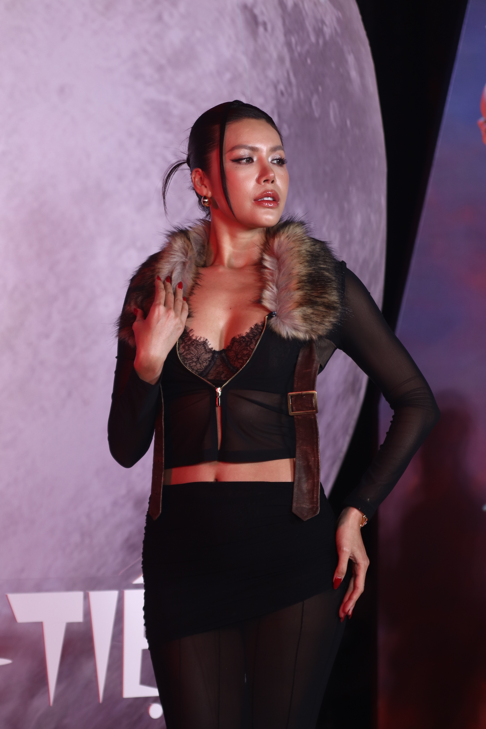 Việt Hương v&agrave; V&acirc;n Sơn hội ngộ tại ra mắt phim Đại tiệc trăng m&aacute;u 8 - Ảnh 3.