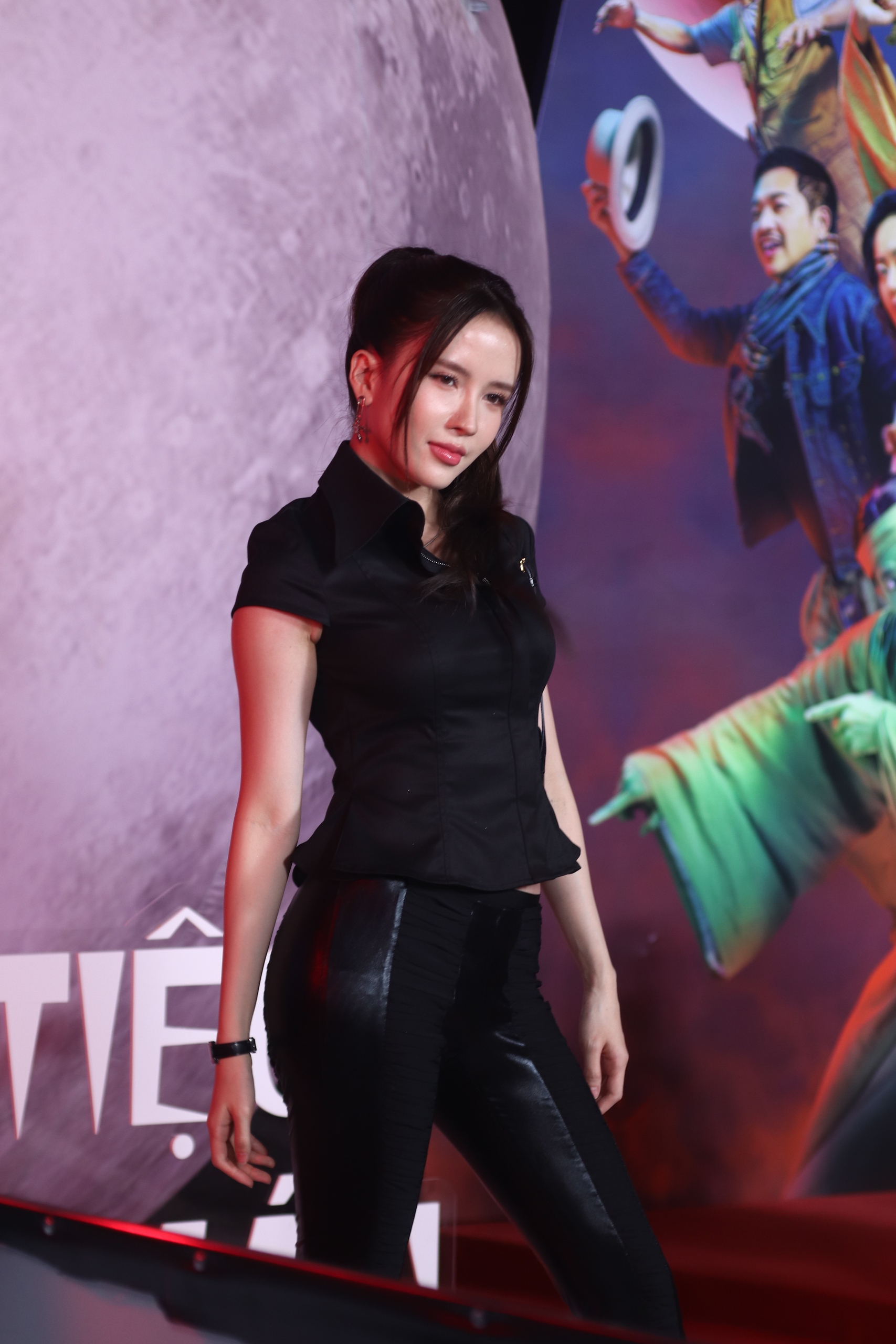 Việt Hương v&agrave; V&acirc;n Sơn hội ngộ tại ra mắt phim Đại tiệc trăng m&aacute;u 8 - Ảnh 4.